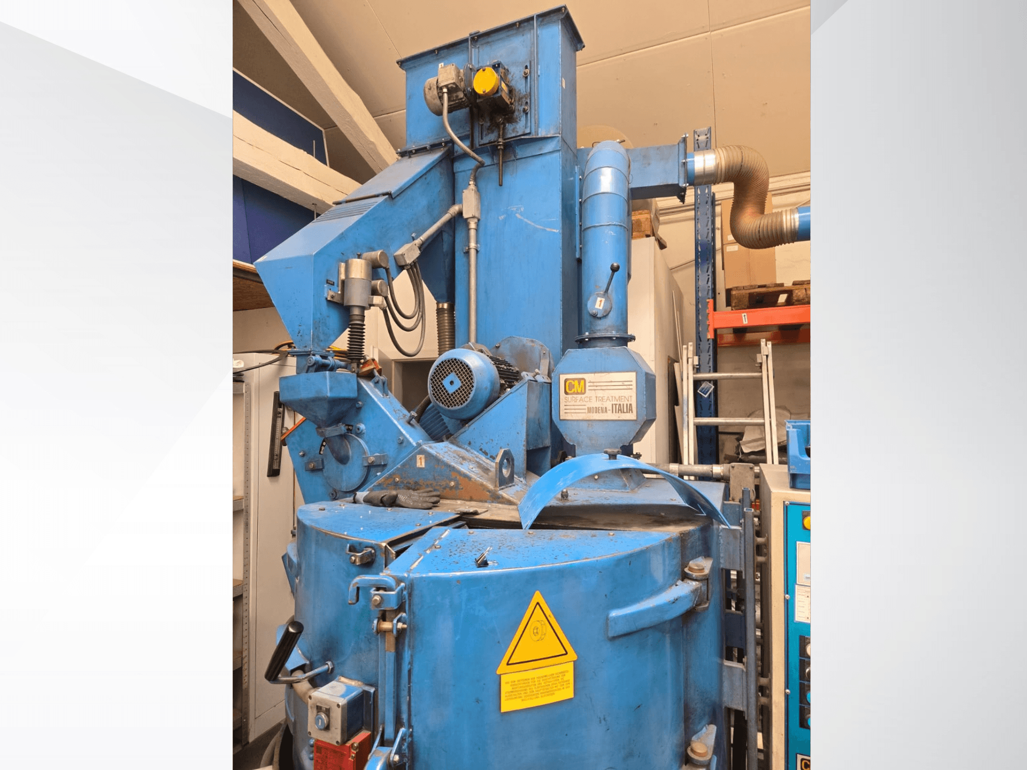 Machine-outil C.M. T-10 de couleur bleue, avec moteur, tuyauteries et tableau de commande apparents ; vue de face mettant en valeur son design industriel.