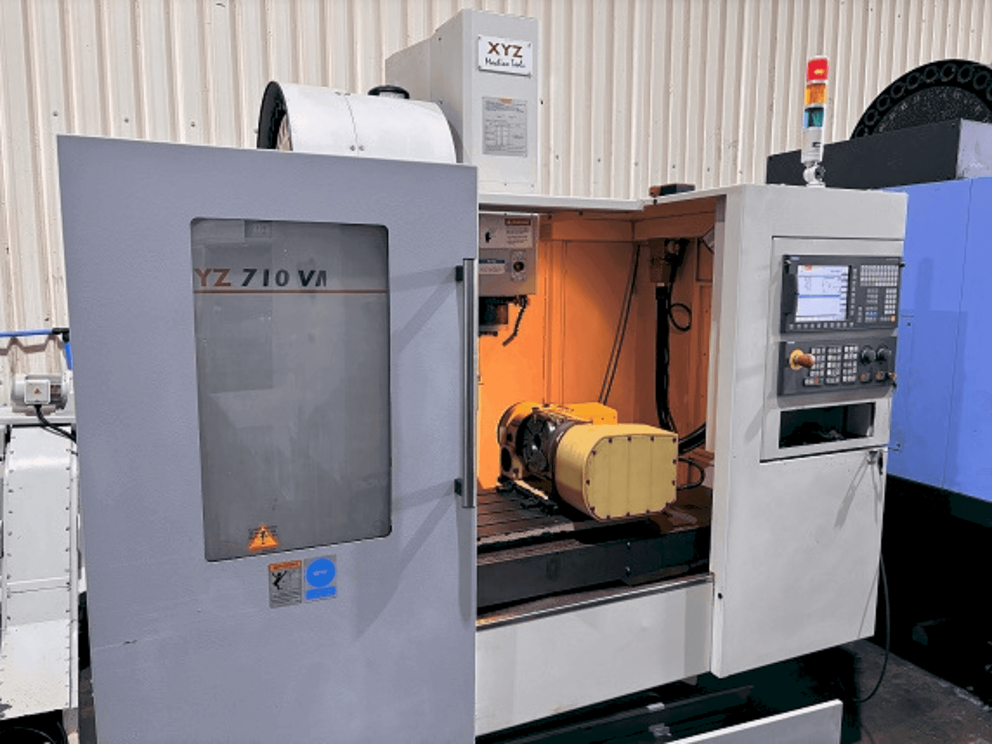 Vue de face de la machine XYZ 710 VMC