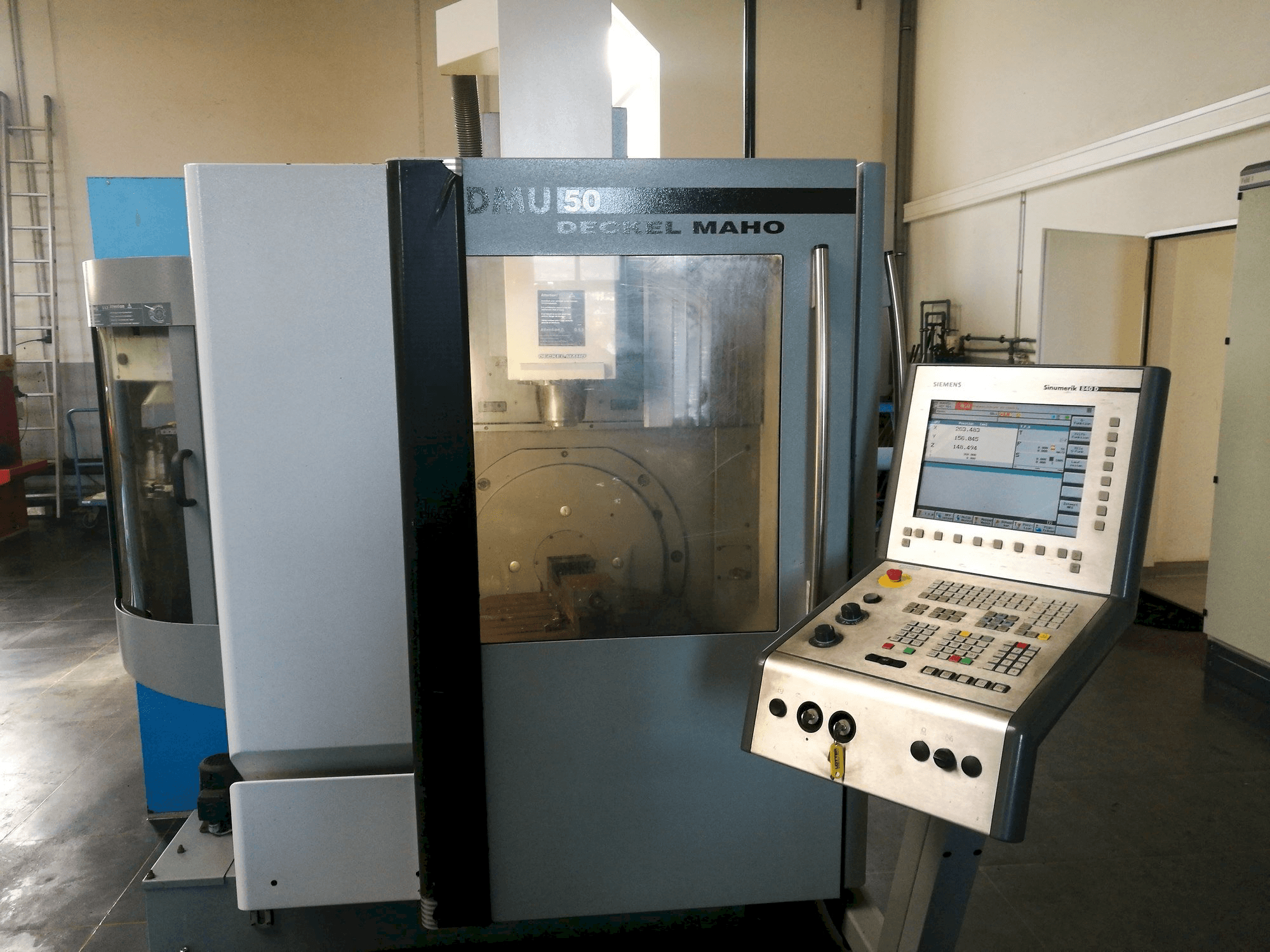 Vue de face de la machine DECKEL MAHO DMU 50