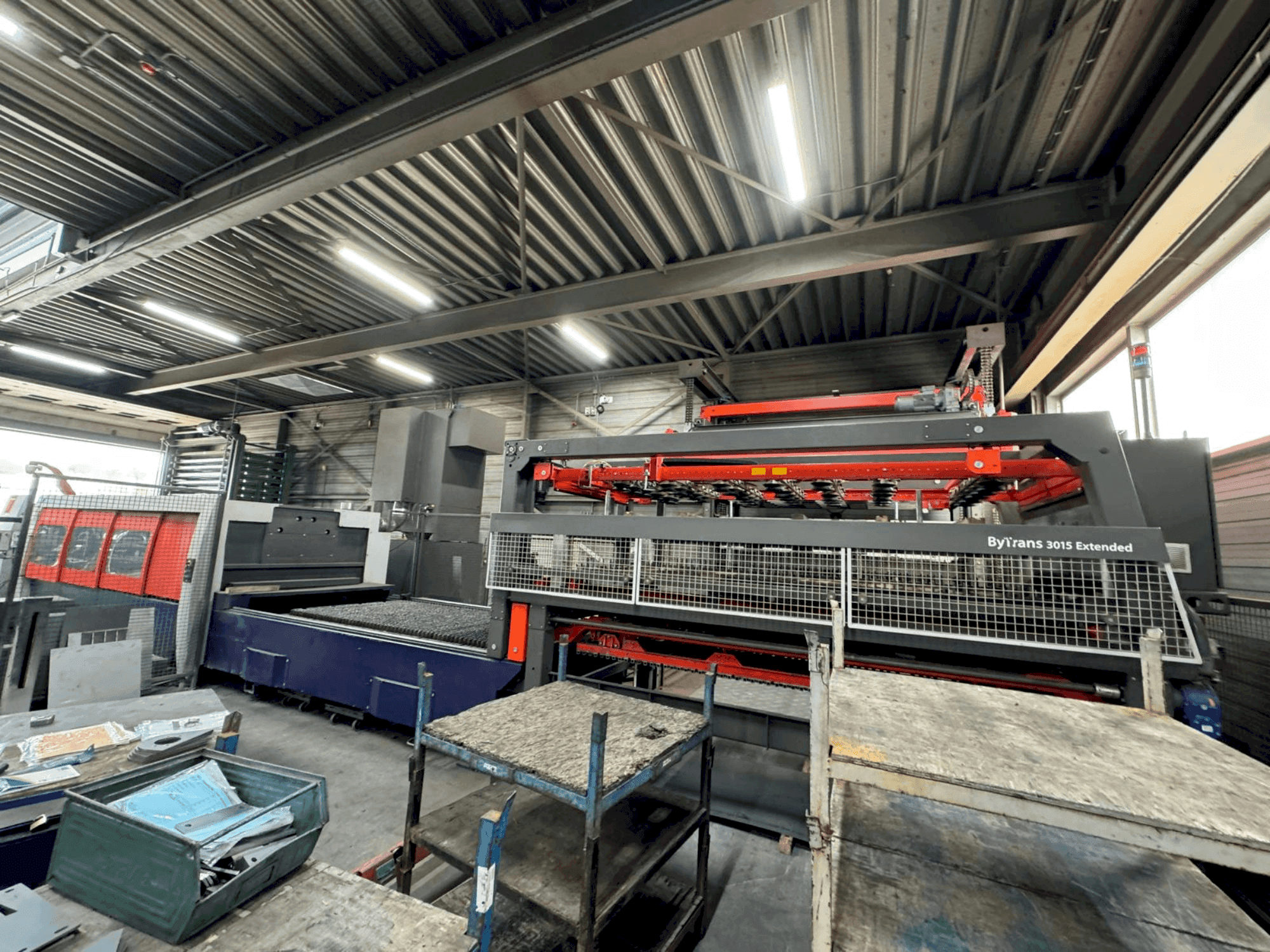 Vue de face de la machine Bystronic Bytower 3015 + Bytrans Extended 3015