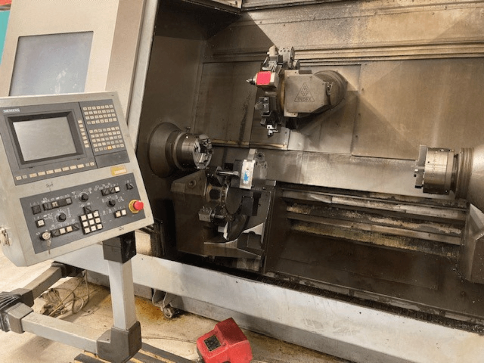 Tour horizontal Index G300 L YB avec panneau de commande, mandrin visible et zone de travail, vue de face.