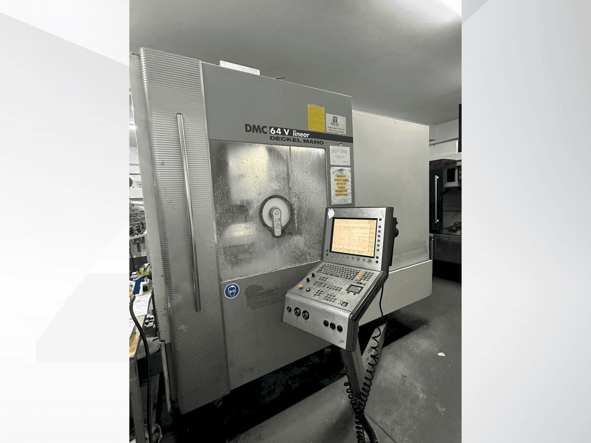 Vue de face de la machine DECKEL MAHO 64 V Linear