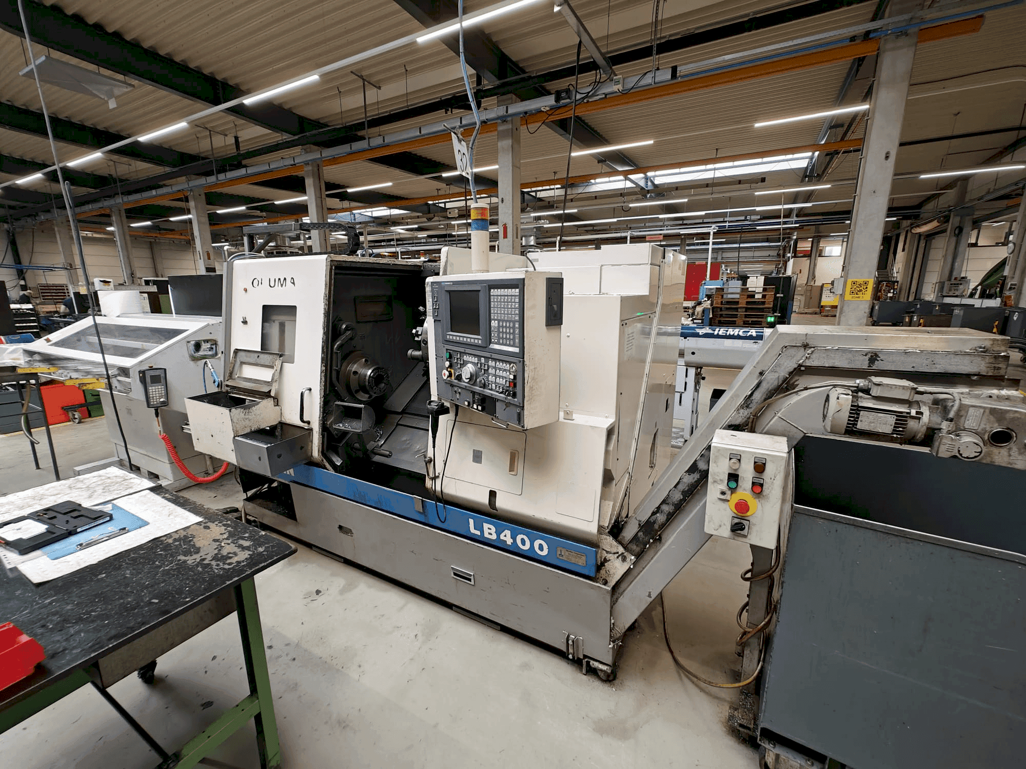 Vue de face de la machine Okuma LB400
