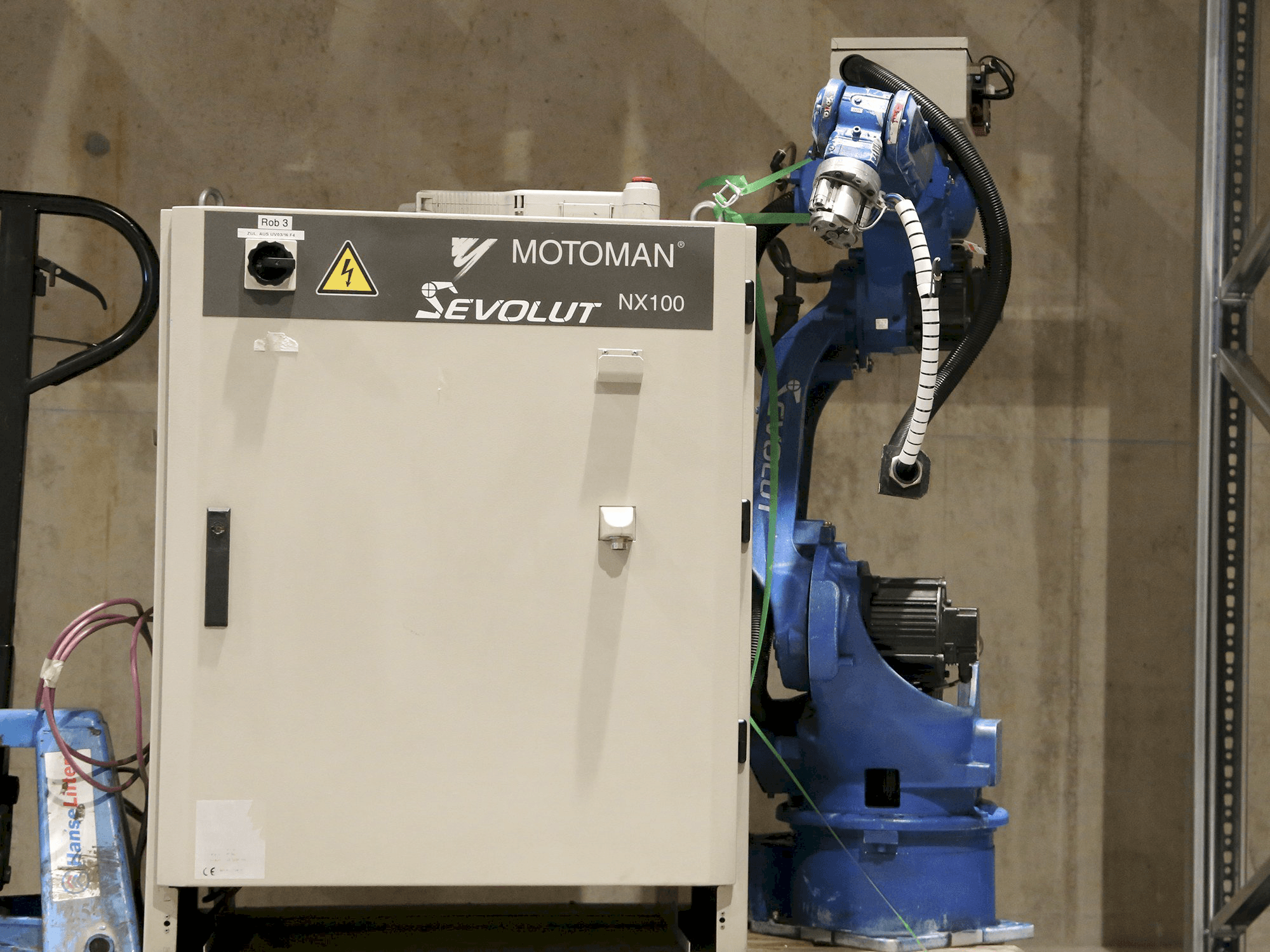 Front view of Yaskawa Motoman HP6 machine