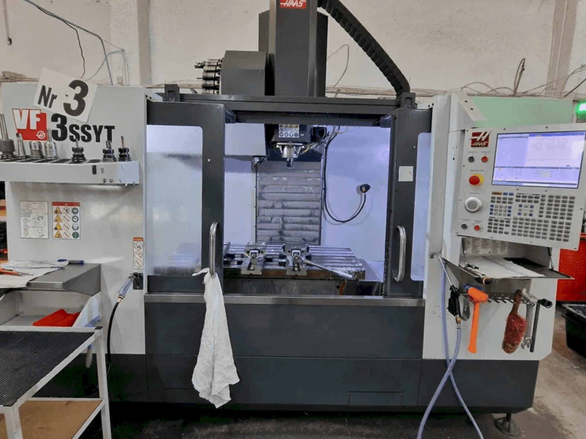 Vue de face de la machine HAAS VF-3 SSYT
