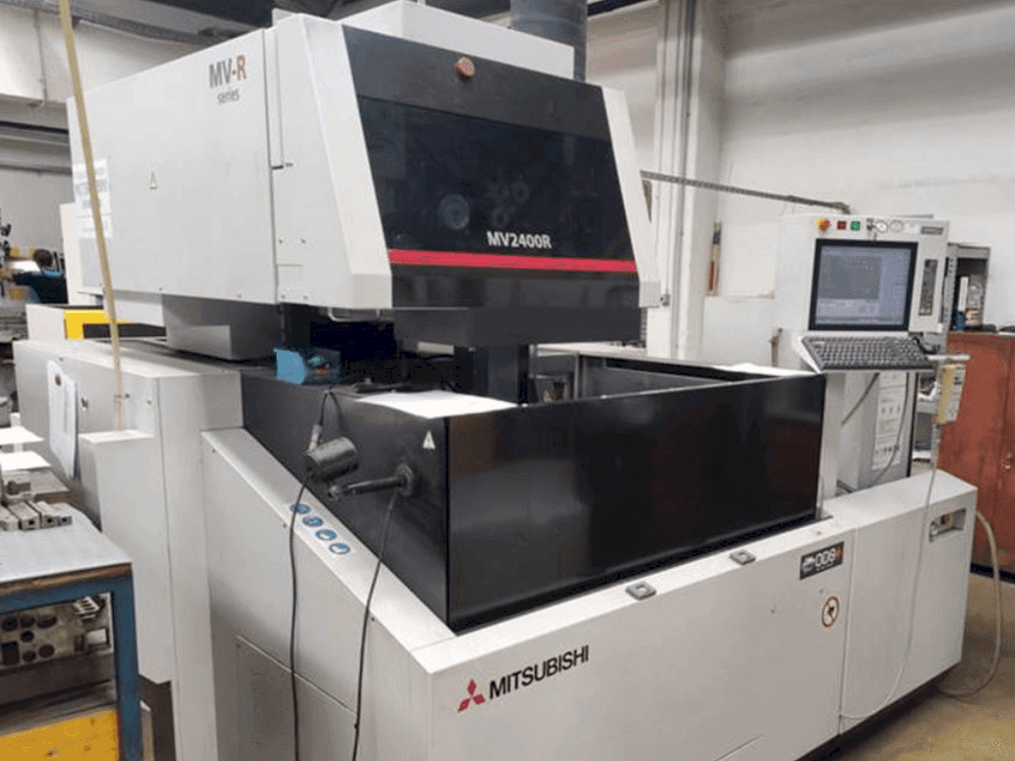 Vue de face de la machine Mitsubishi Electric MV2400R