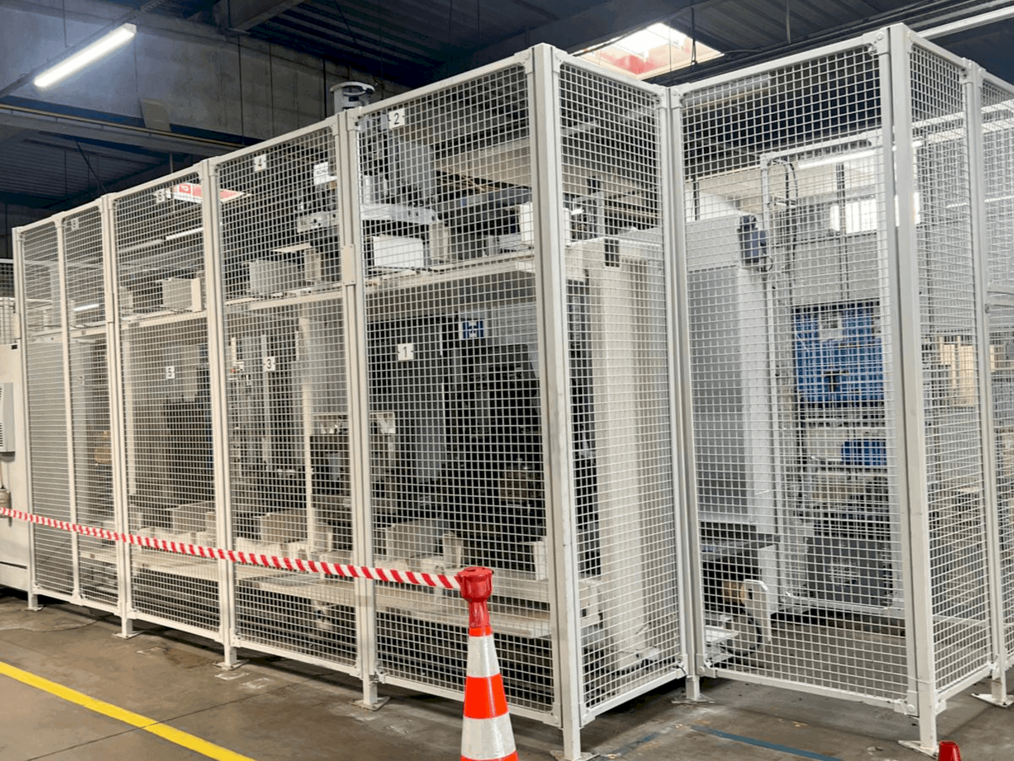 Vue de face de la machine HELLER MCH 250