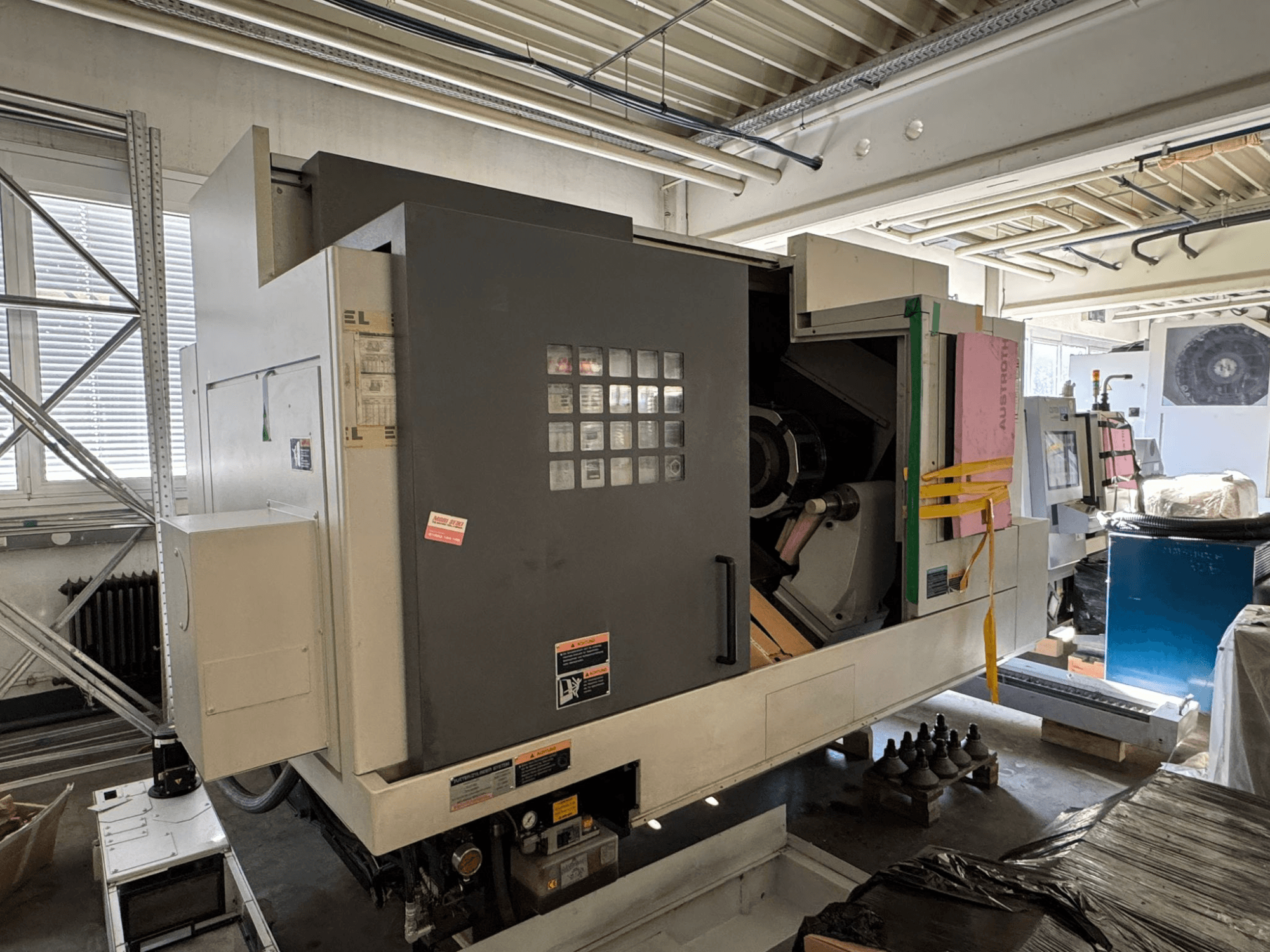 Tour horizontal MORI SEIKI NL 3000 MC/700, vue de face avec le panneau de commande, la zone de rangement et la housse de protection.