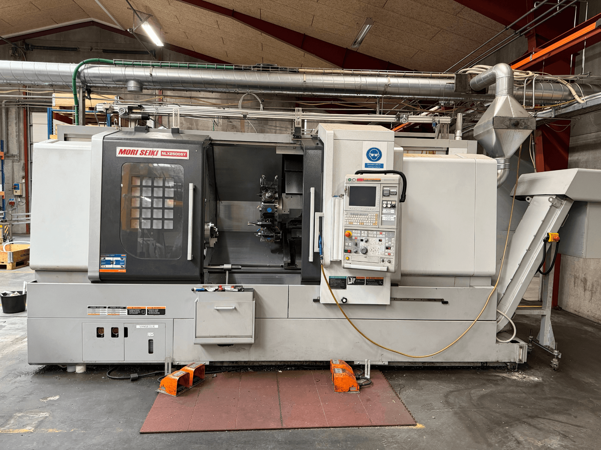 Tour horizontal DMG MORI NLX2500SY/1250, vue de face, montrant le panneau de commande et les composants opérationnels.