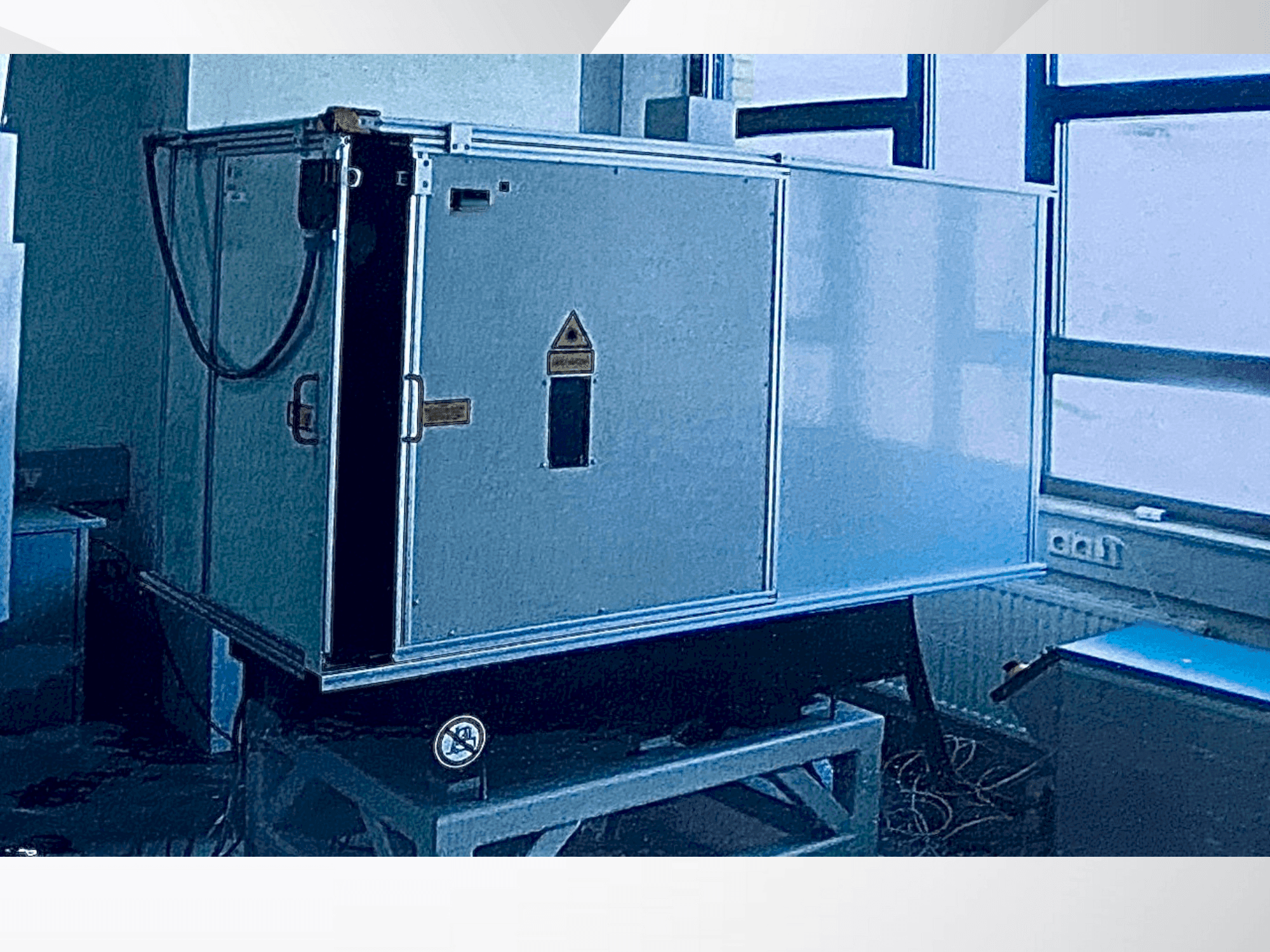 Vue de face de la machine LASAG KLS 246 CL60