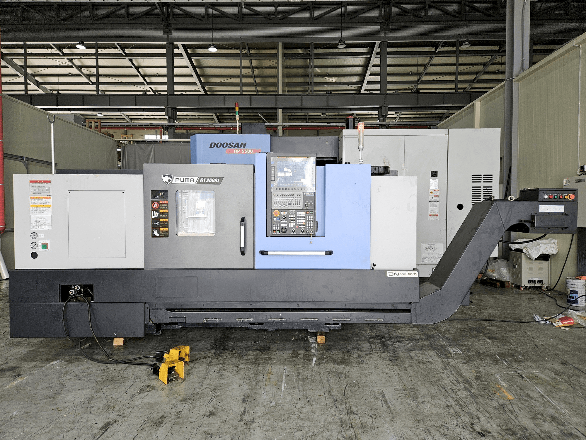 Vue de face de la machine DN SOLUTIONS PUMA GT2600L