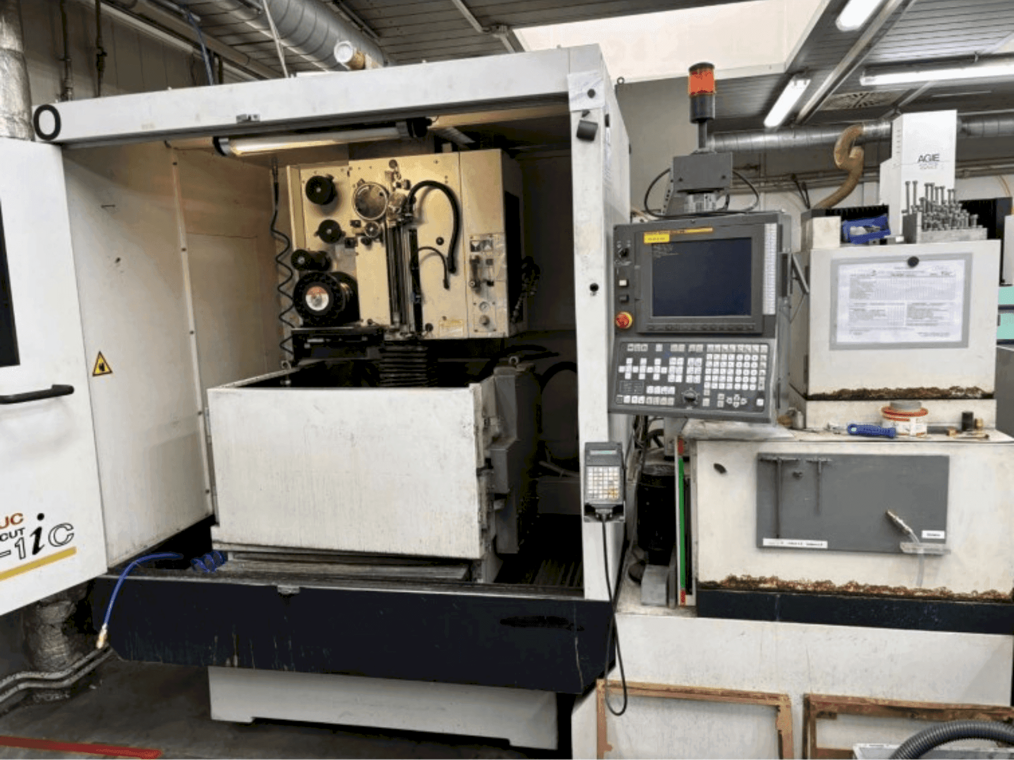 Vue de face de la machine FANUC ROBOCUT alpha-1iC