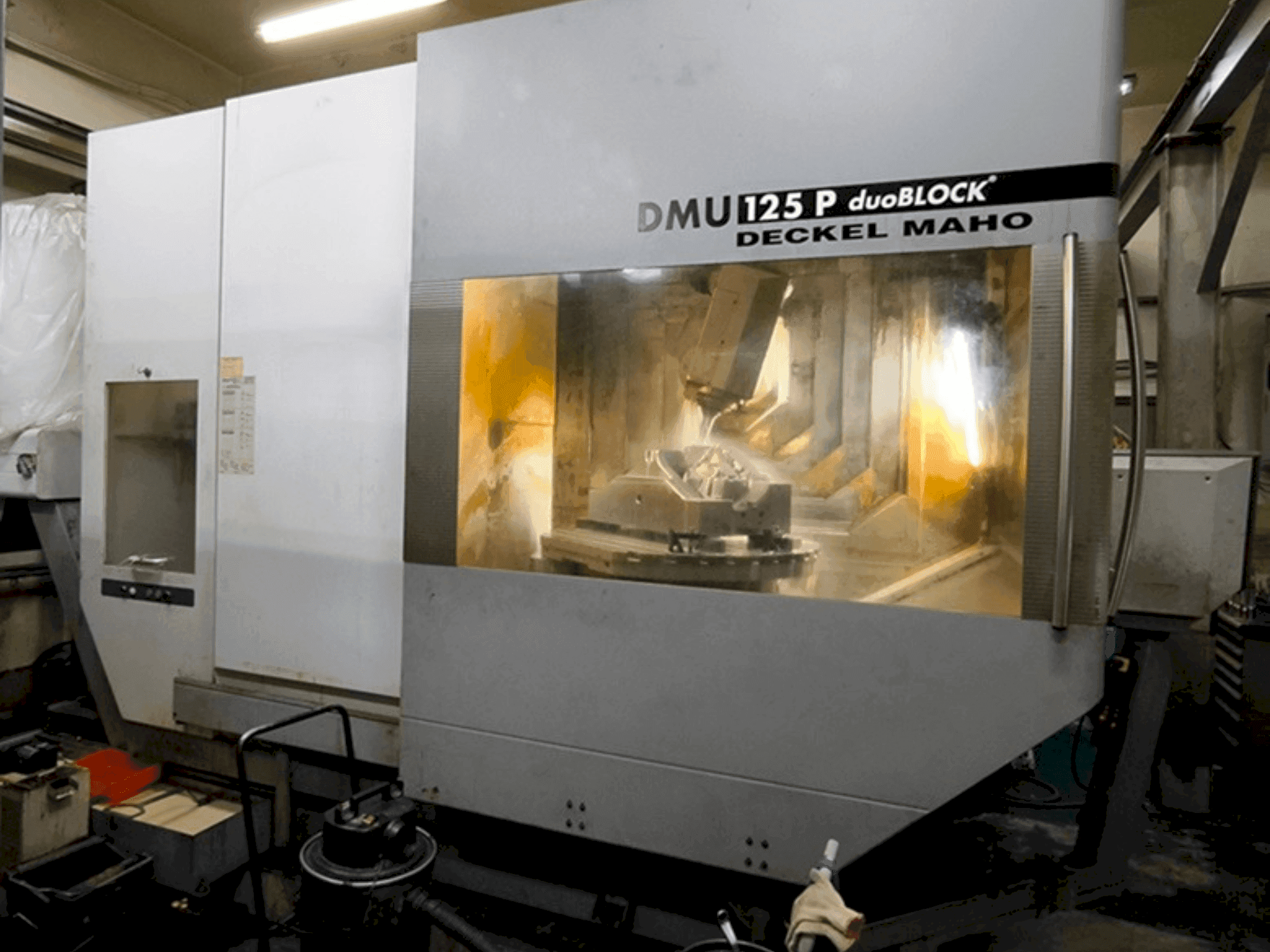 Vue de face de la machine DECKEL MAHO DMU 125 P duoBLOCK