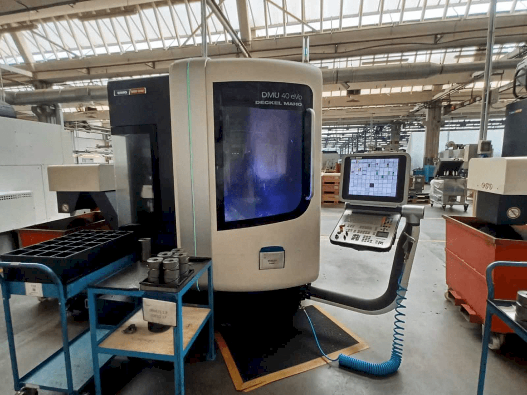 Vue de face de la machine DMG DMU 40 evo
