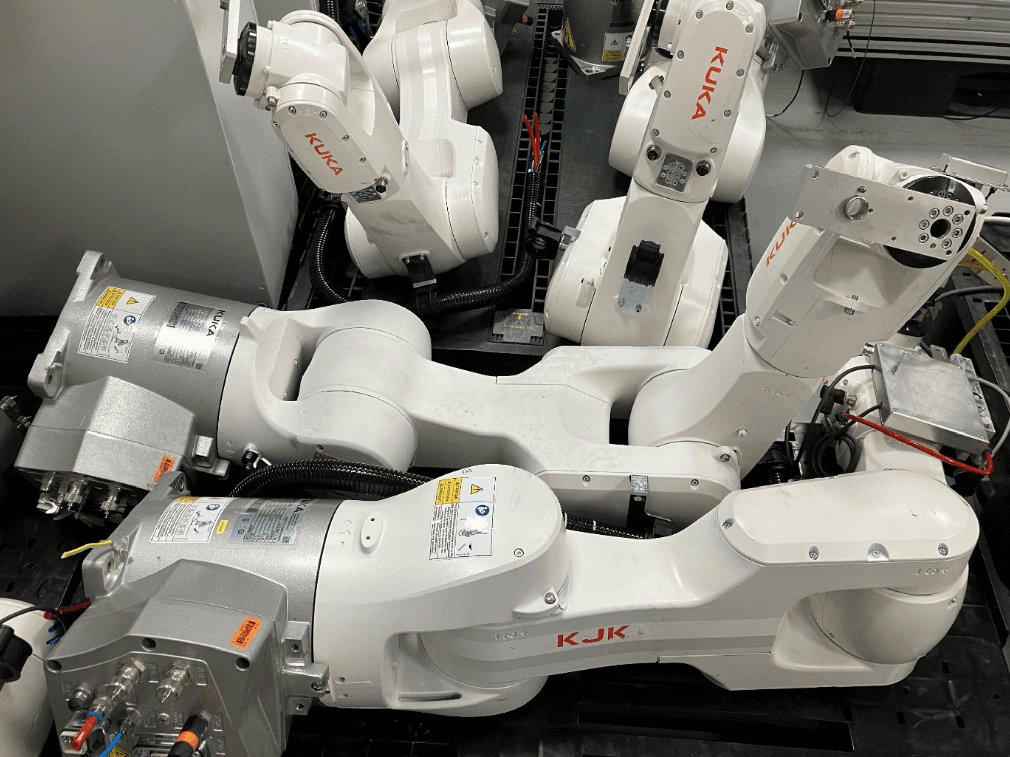 Bras robotique KUKA KR 10 R900 CR en vue latérale, montrant la structure de l'articulation, les moteurs et les détails du câblage.