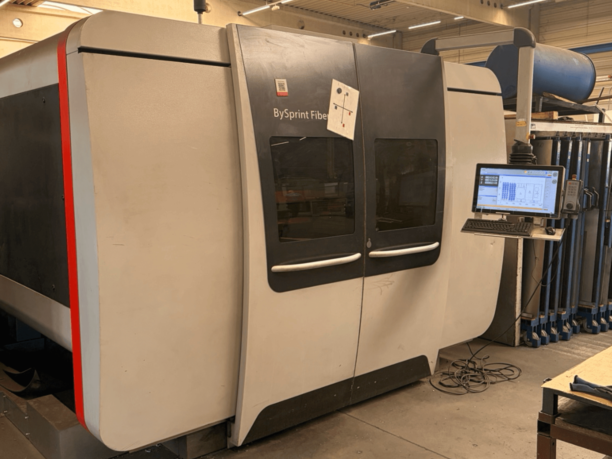 Bystronic BySprint Fiber 3015, vue de face d'une machine de découpe laser à fibre optique équipée d'un écran tactile et destinée à un usage industriel.