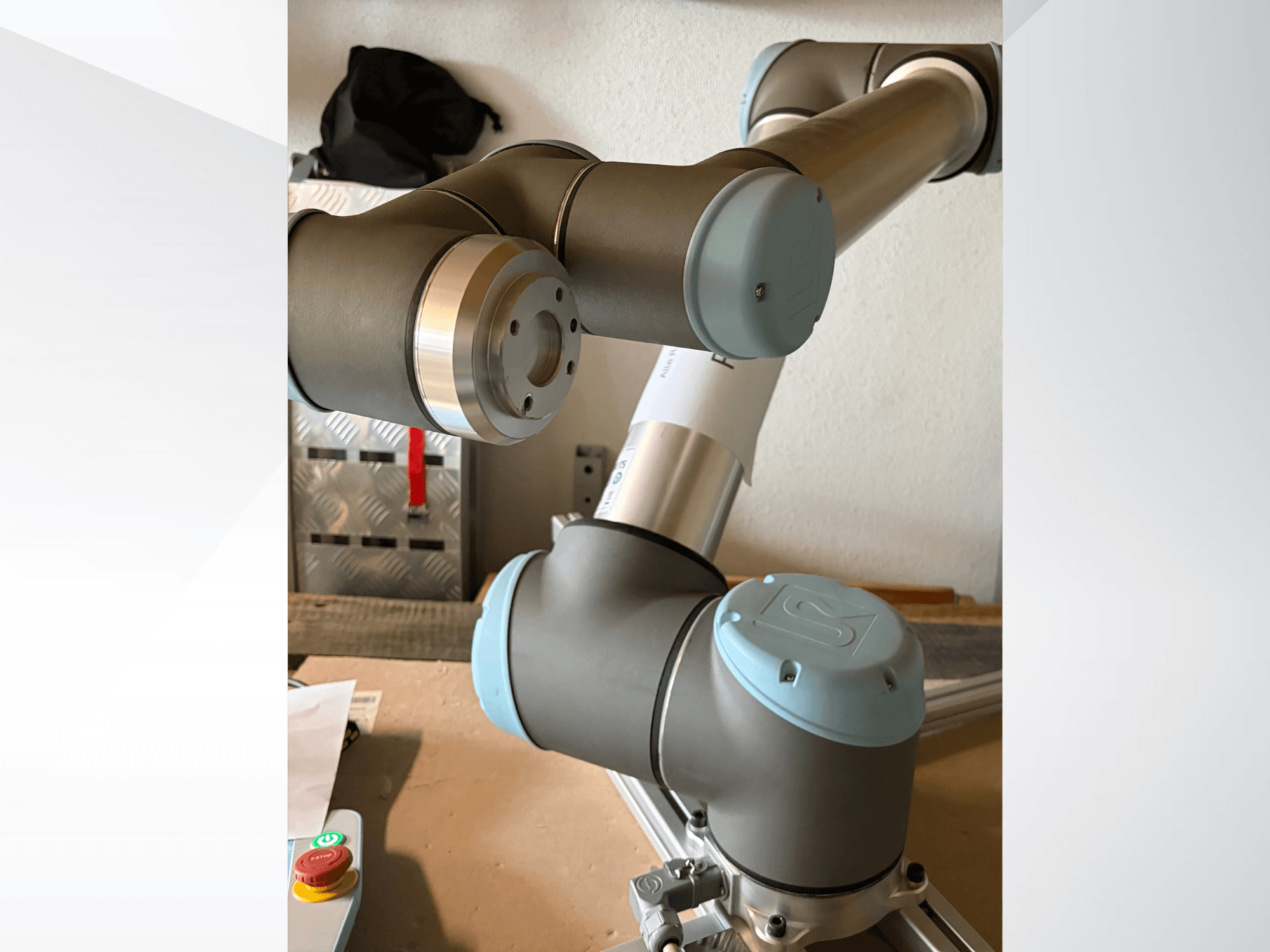 Vue latérale rapprochée d'un bras robotique Universal Robots UR10, mettant en évidence les articulations et les éléments de conception gris-bleu.