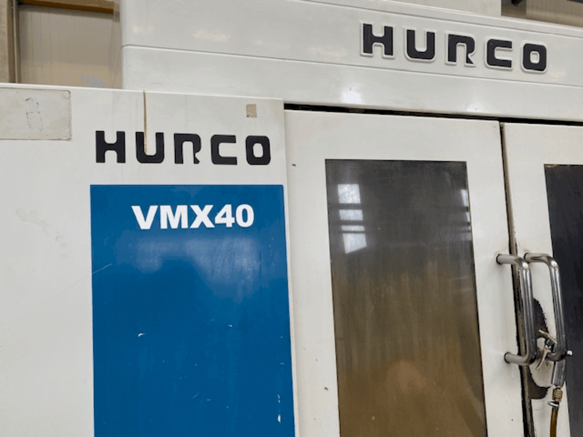 Vue de face de la machine Hurco VMX 40