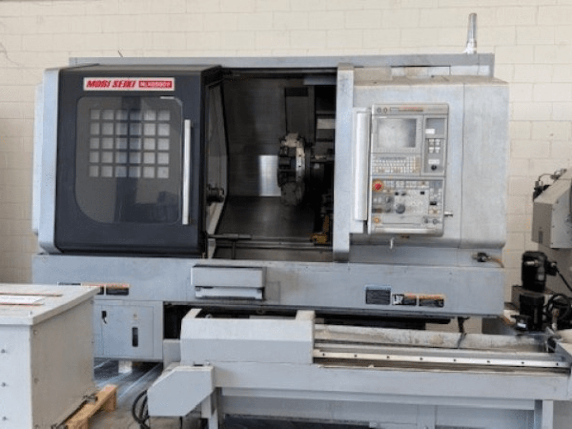 Tour horizontal MORI SEIKI NLX 2500Y, vue de face, montrant le panneau de commande et la zone de travail.