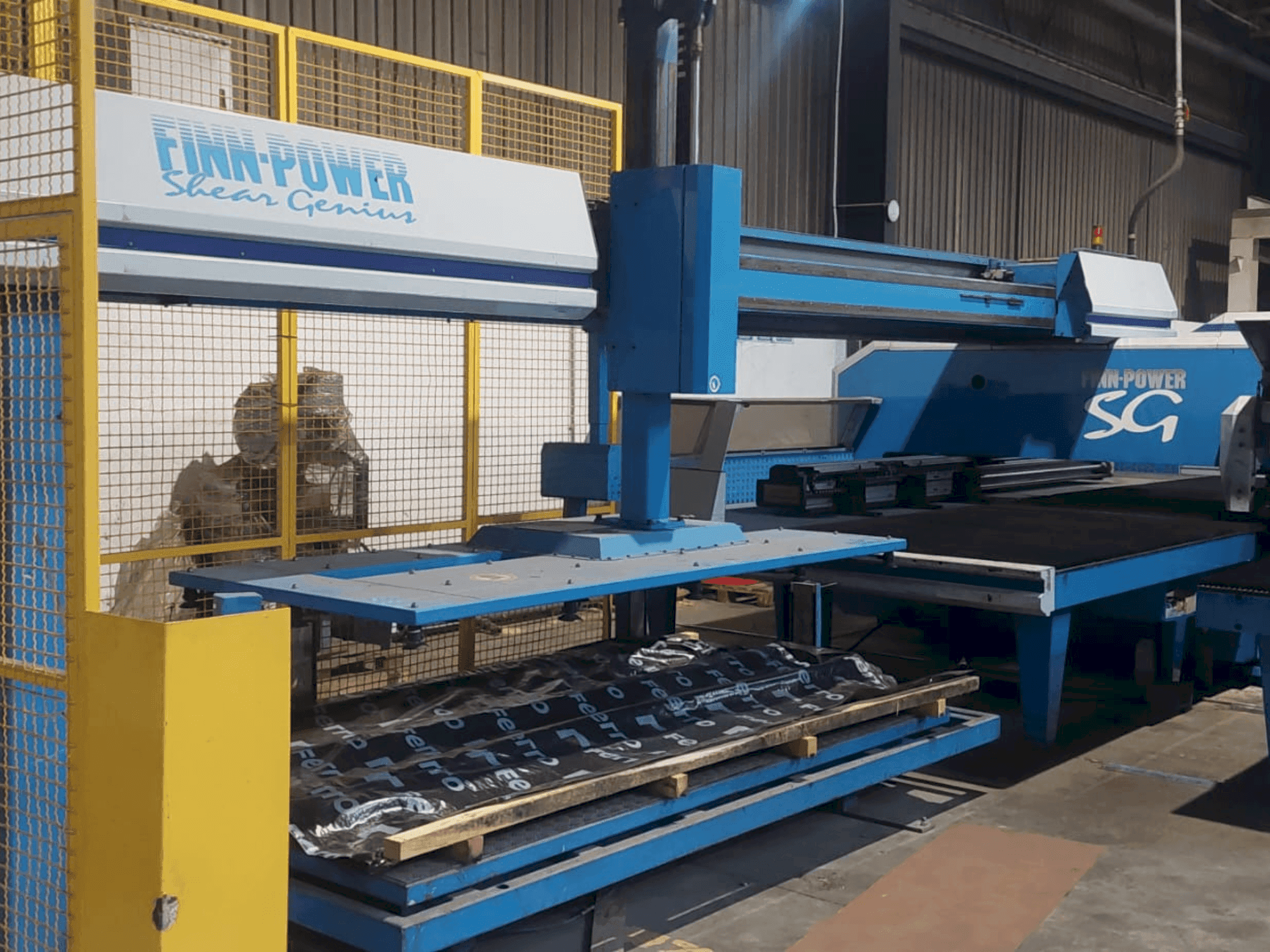 Vue de face de la machine Finn-Power Shear Genius TRS 6 SBU