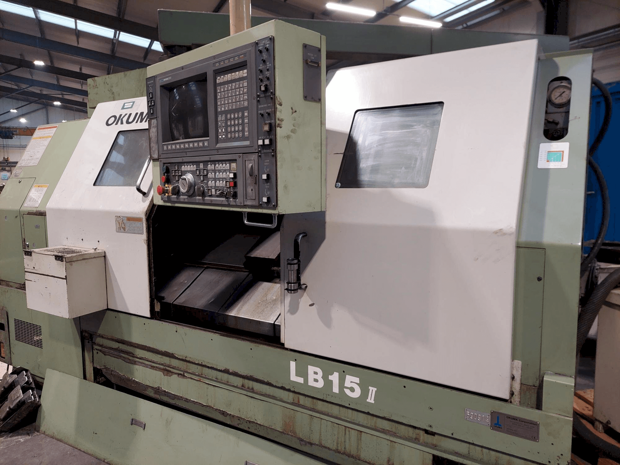 Vue de face de la machine Okuma LB15