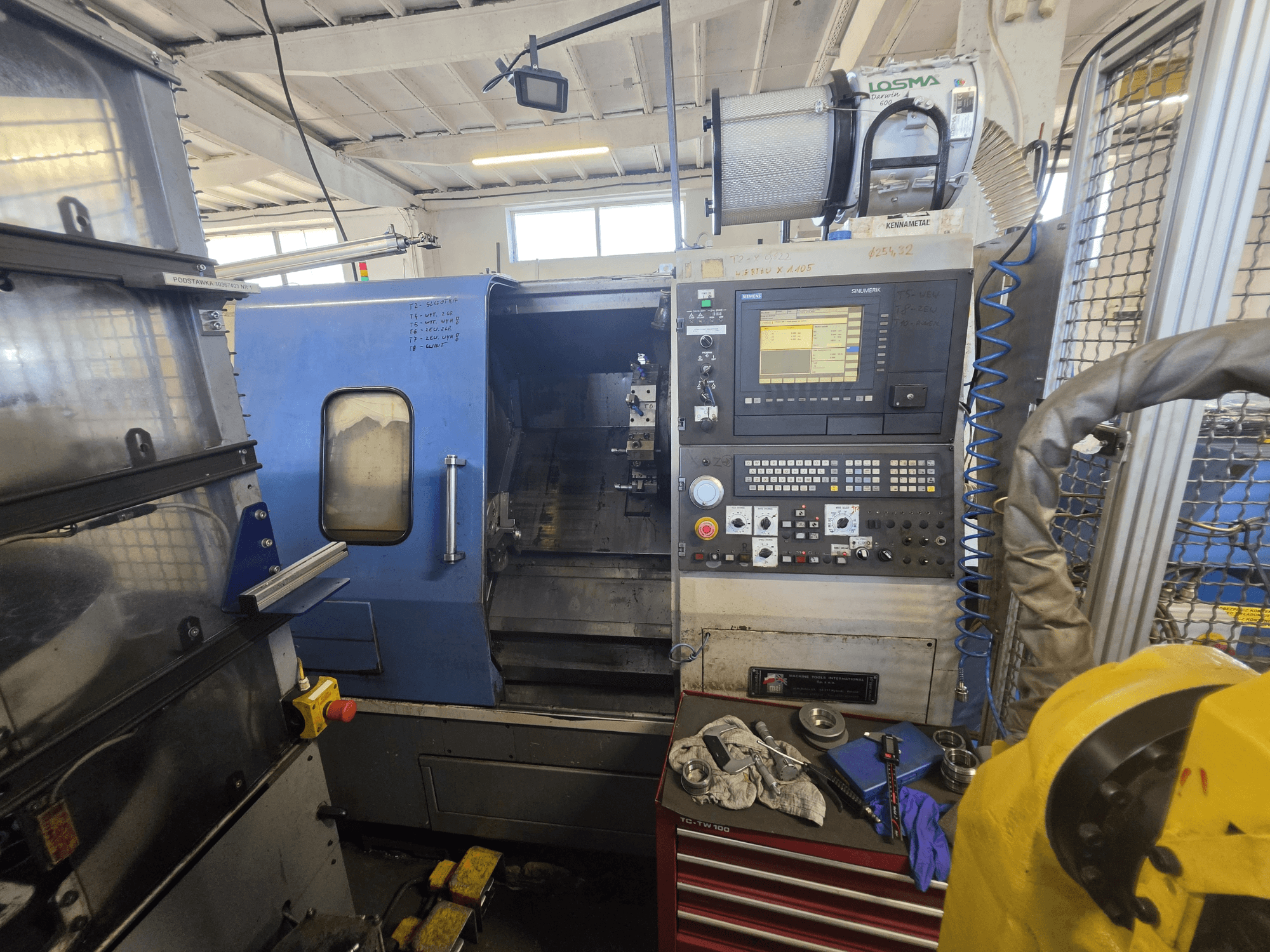 Tour horizontal Hyundai HIT-200C, vue de face montrant le panneau de commande, les outils et l'espace de travail.