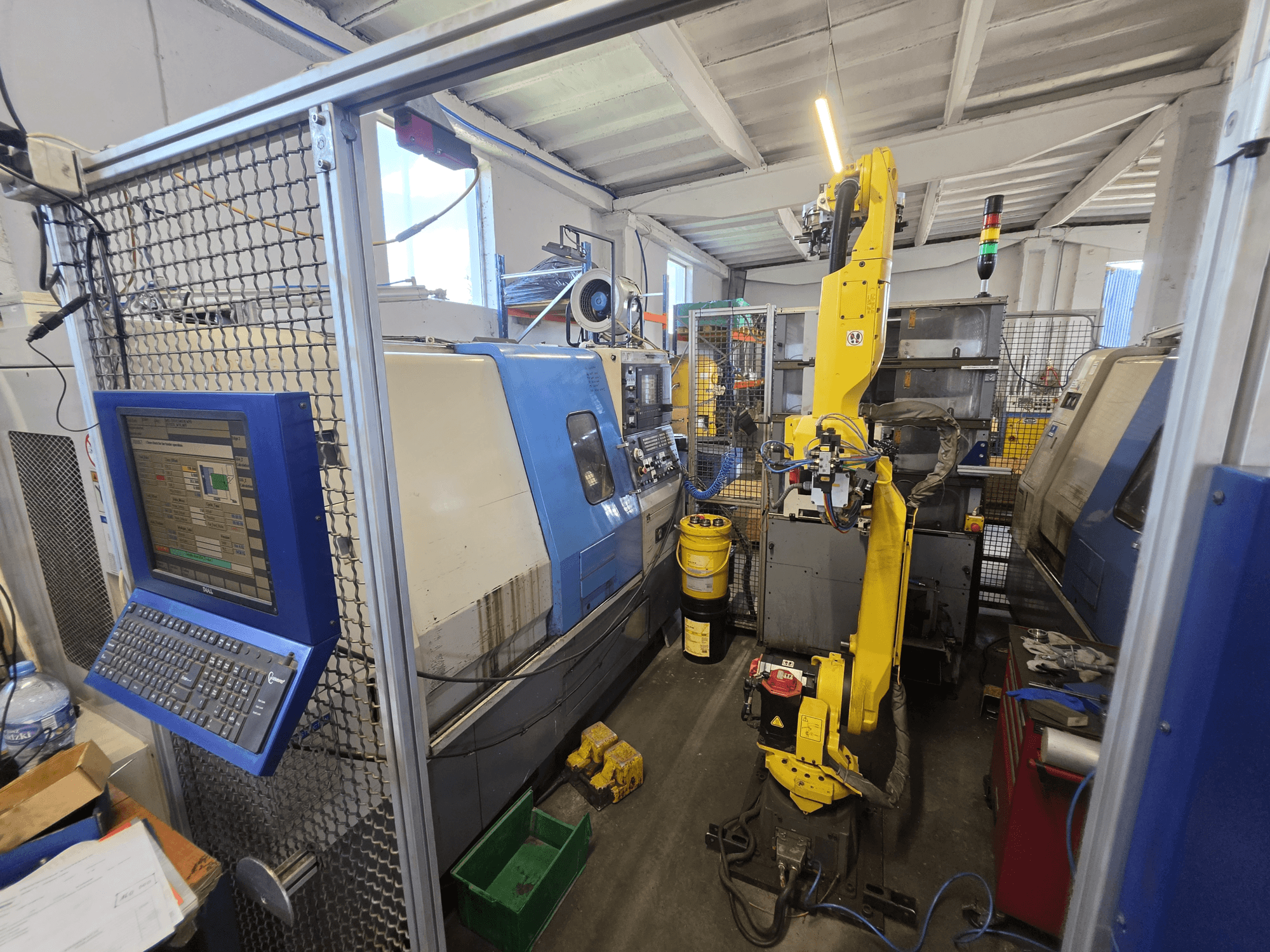 Tour horizontal Hyundai HIT-200C équipé d'un robot FANUC M-20iA, vue de face montrant l'interface de commande et la configuration de la machine.