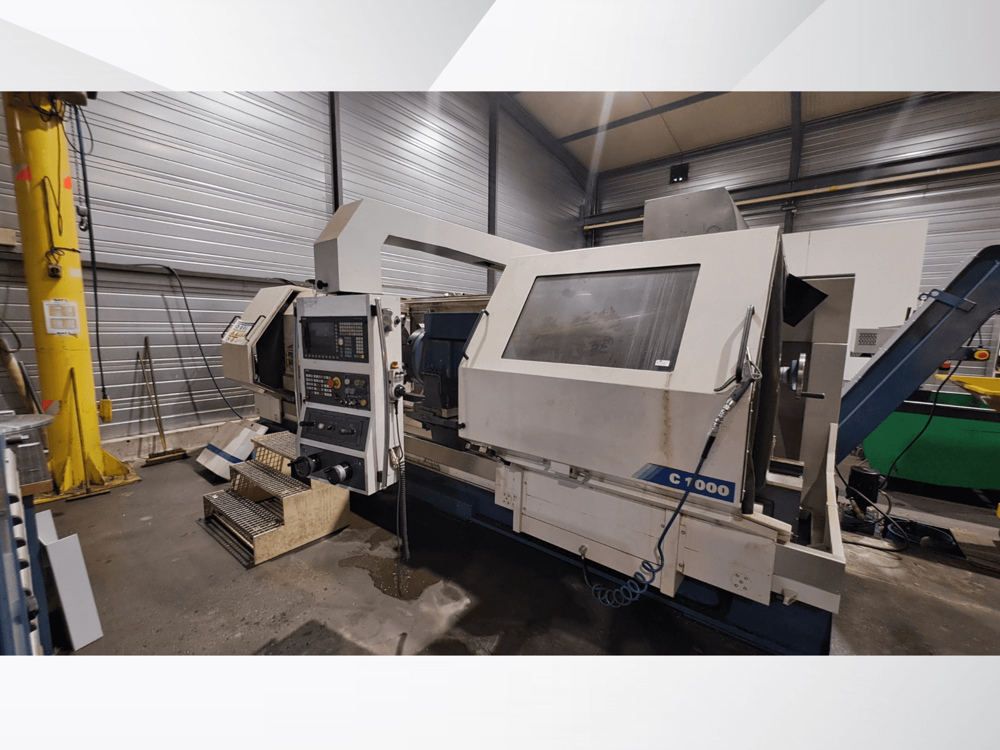 Tour horizontal Romi C1000 dans un atelier, présentant le panneau de commande, la broche et les composants opérationnels d'une vue latérale.