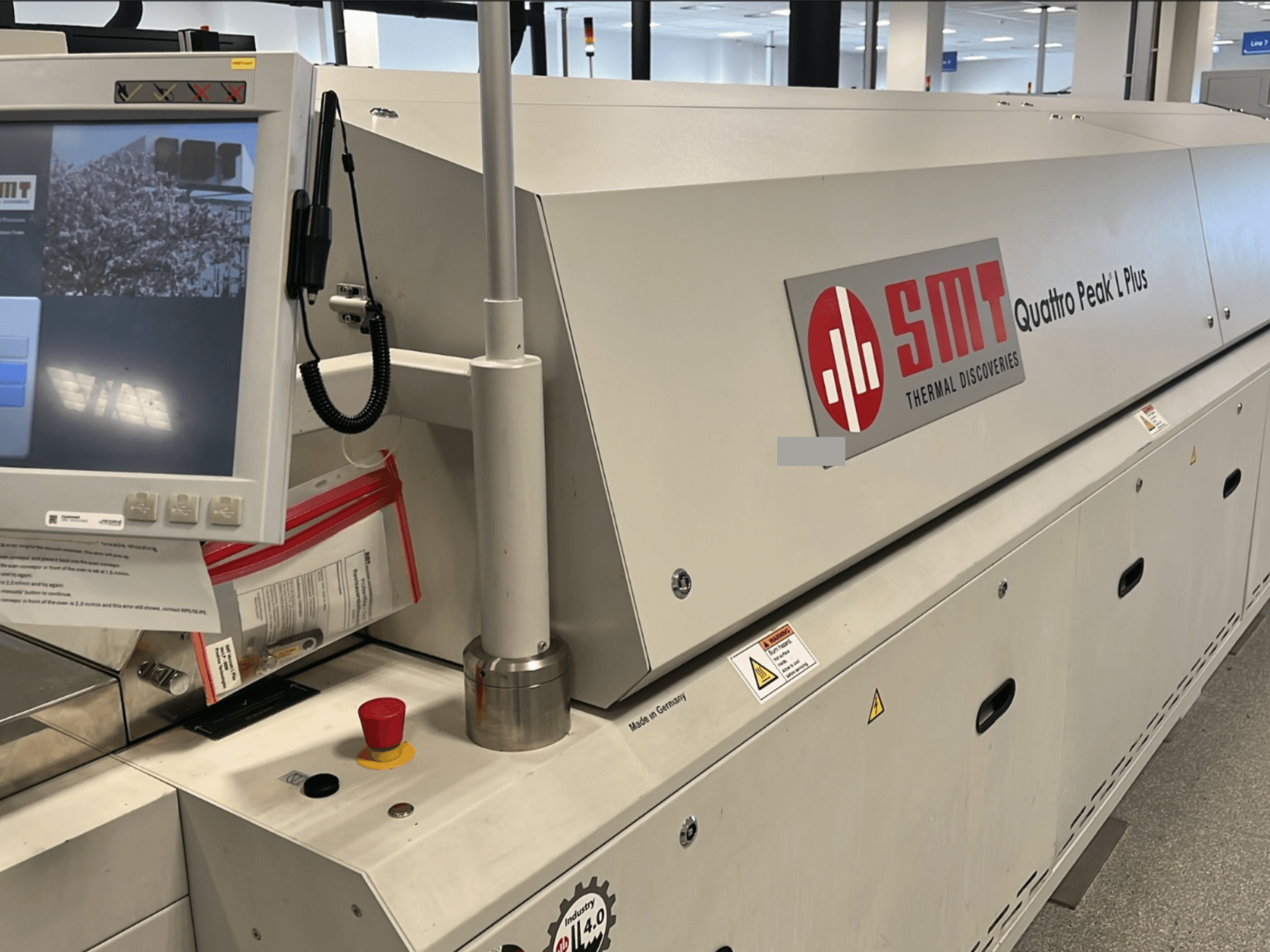 Machine-outil SMT Quattro Peak L Plus, vue de face, avec panneau de commande, boutons de sécurité et marquage clairement visibles.