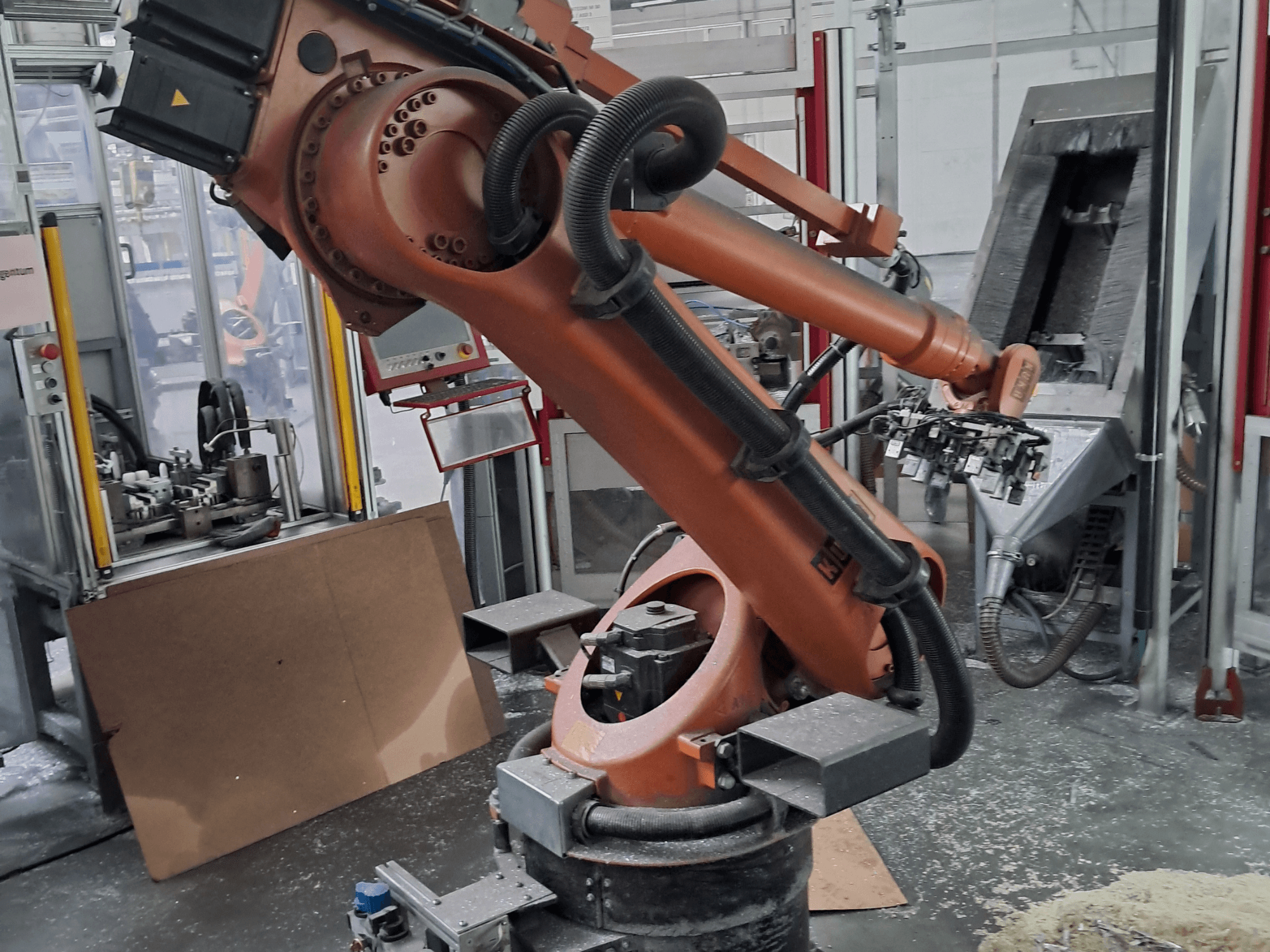Bras robotisé KUKA KR 30 L 16-2 dans un atelier, vue de face. Il est doté d'articulations et se trouve dans un environnement de travail industriel.