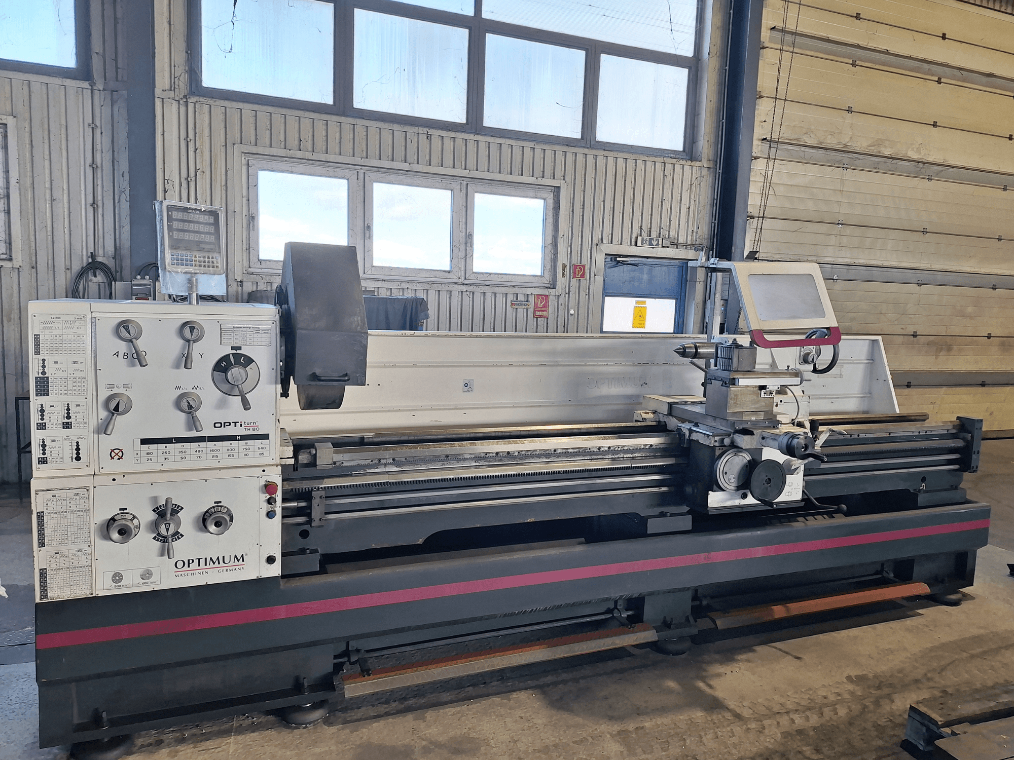 Tour horizontal Optimum OptiTurn TH 8030D en vue latérale, avec panneau de commande, porte-outil et base robuste.