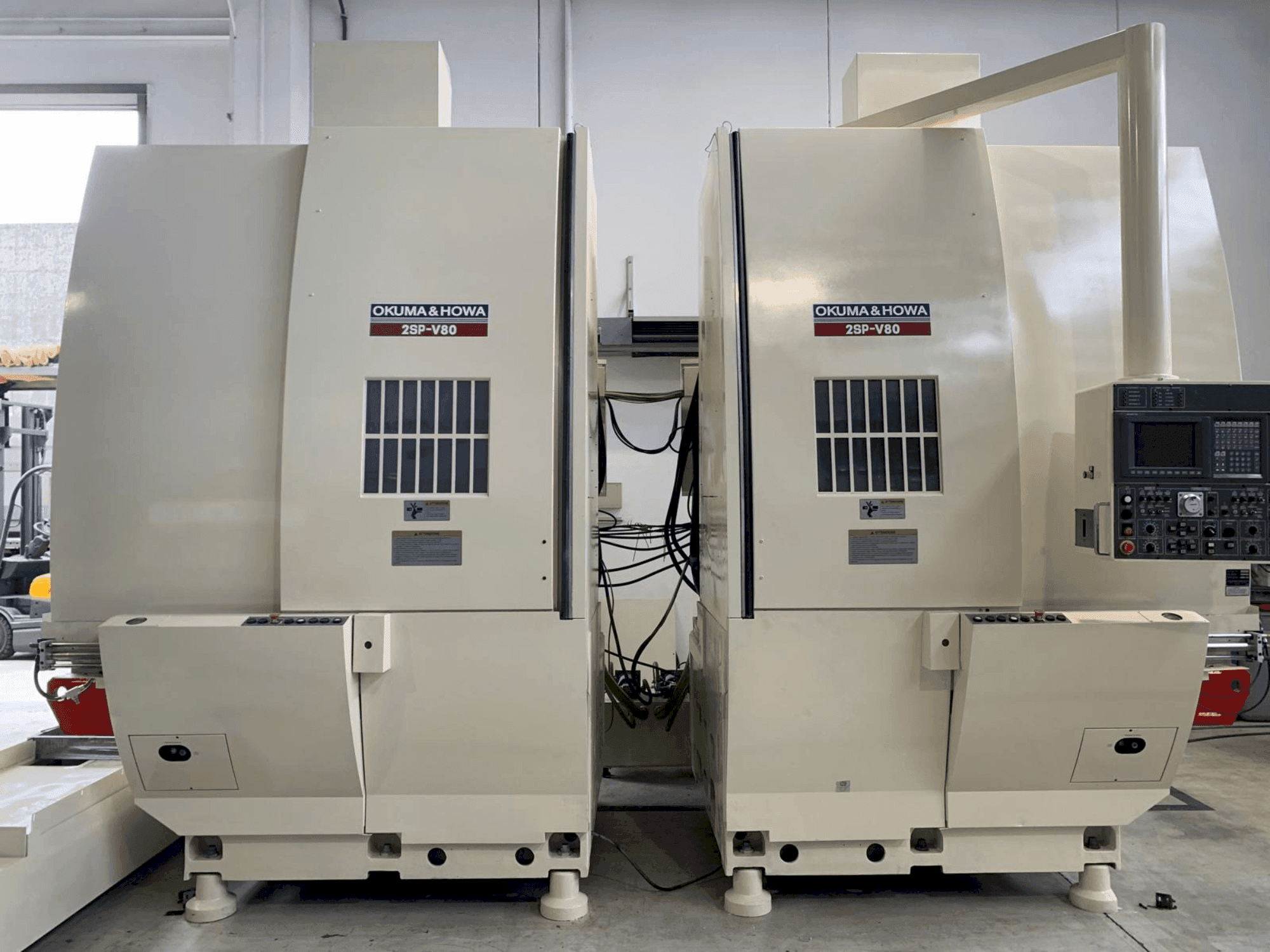 Vue de face de la machine Okuma 2SP-V80