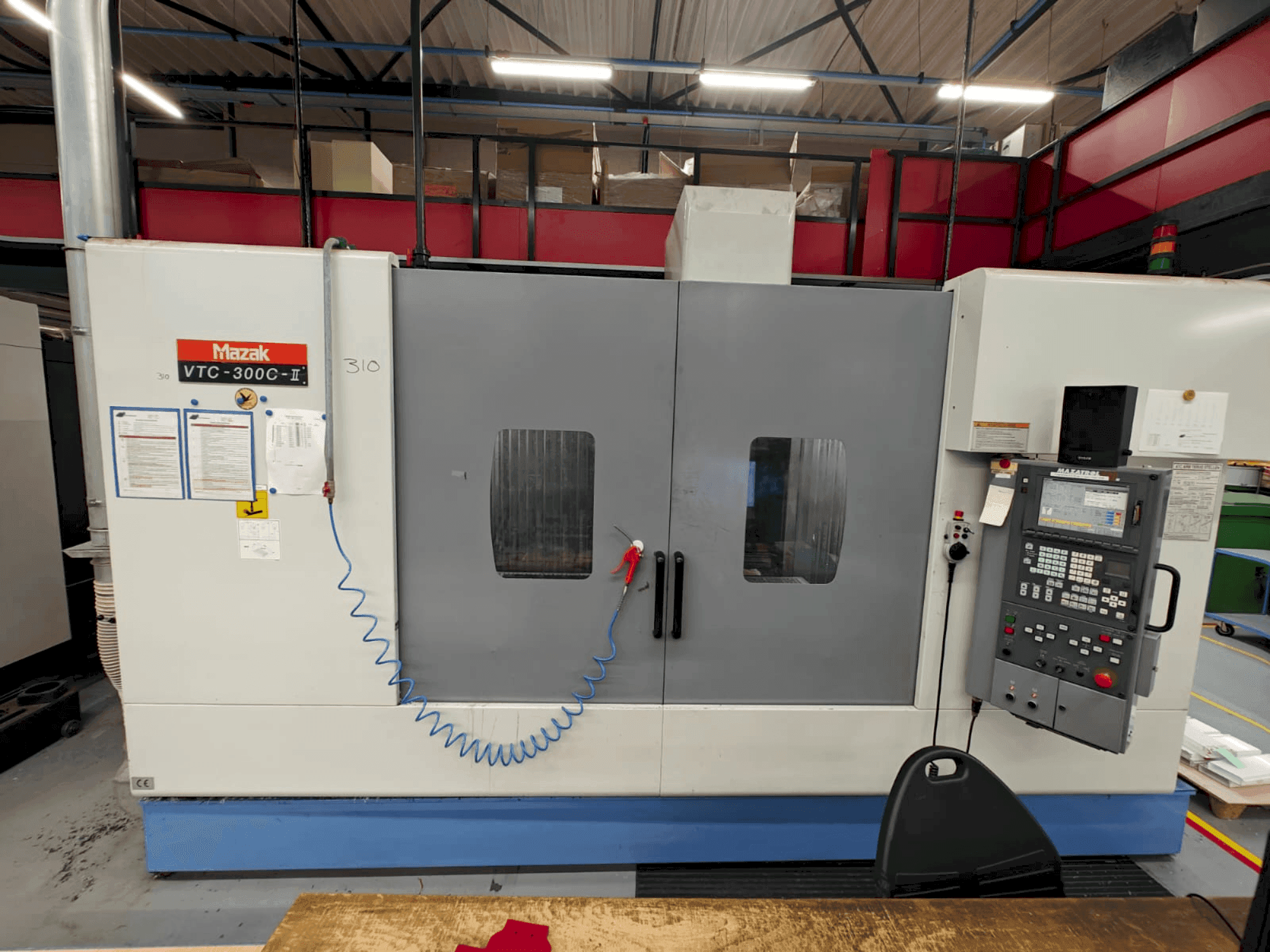 Vue de face de la machine Mazak VTC-300C