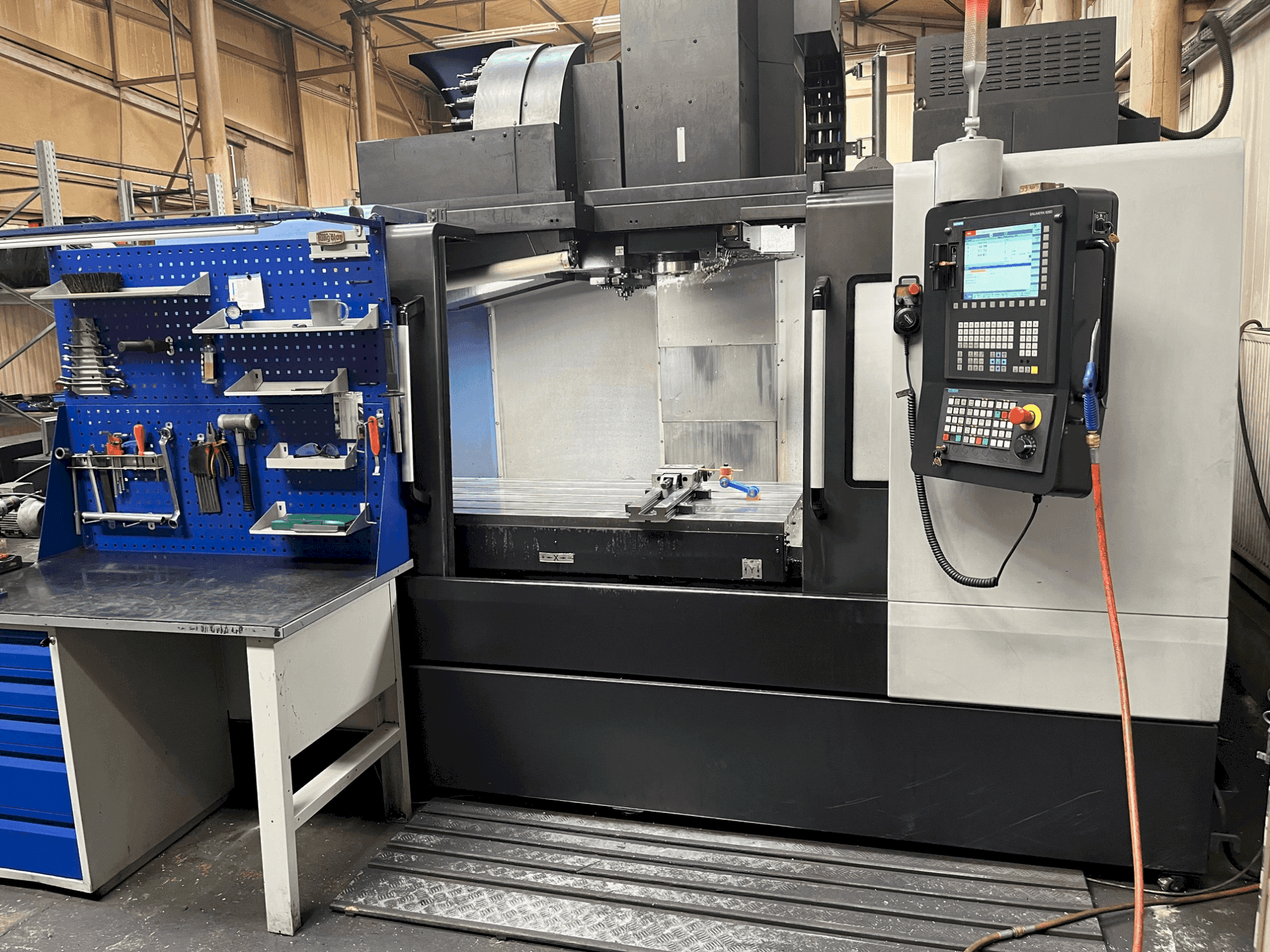 Vue de face de la machine DOOSAN DNM 6700