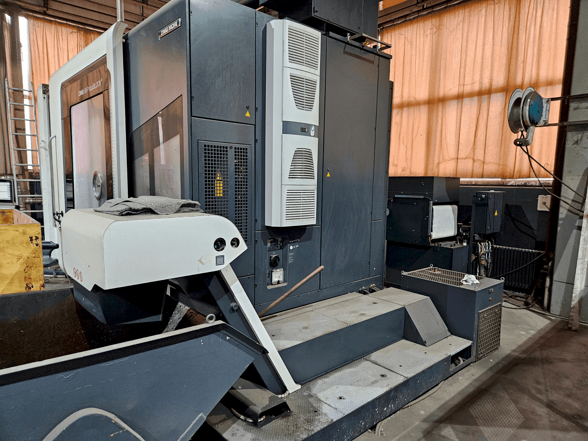 Vue de face de la machine DMG MORI DMU 80 P duoBLOCK