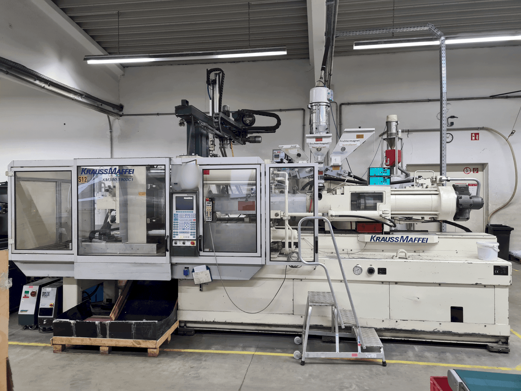 Vue de face de la machine Krauss Maffei 300-1900 C1