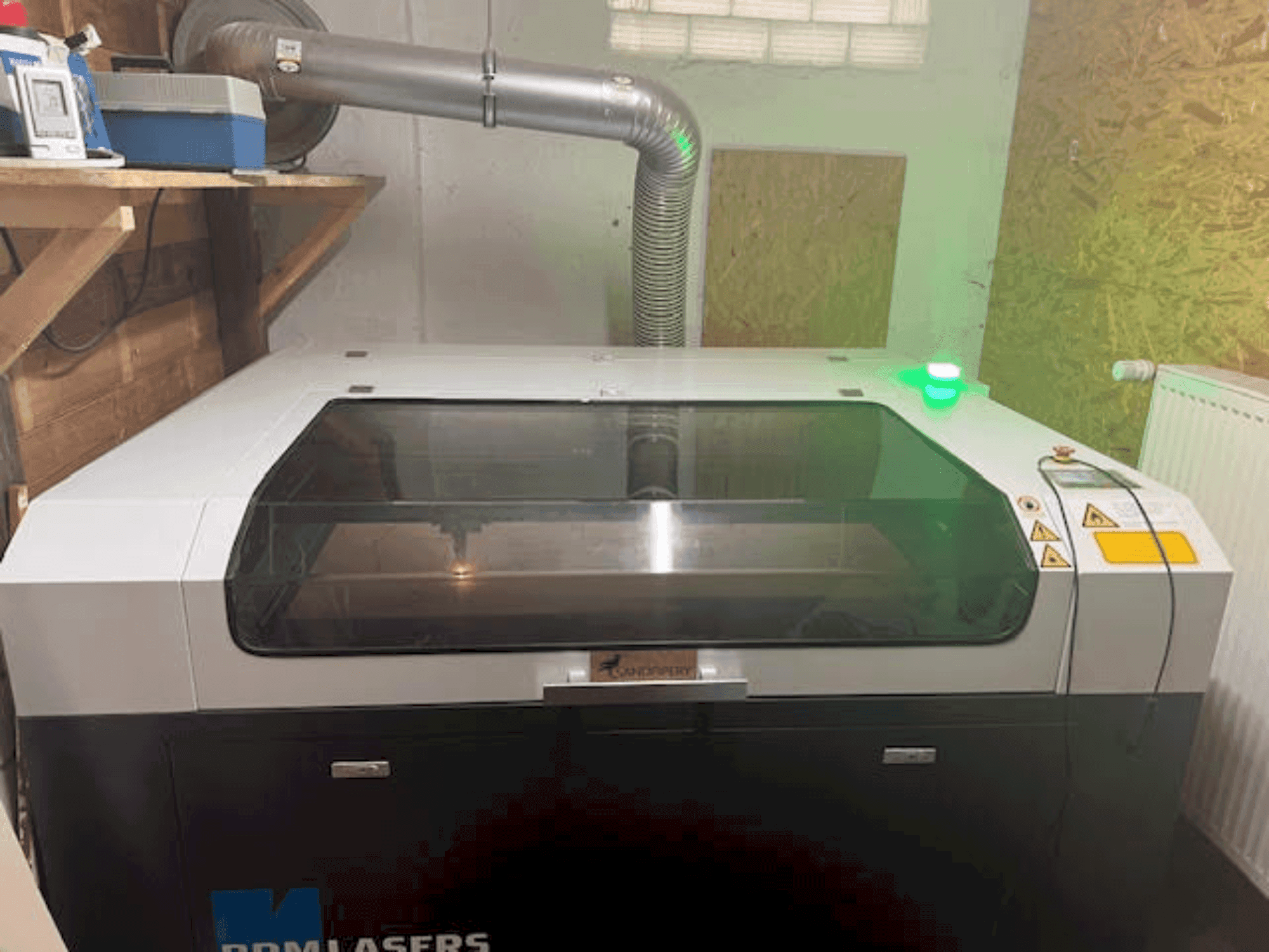 Vue de face de la machine BRM Lasers 90130 - 100 Watt CO2