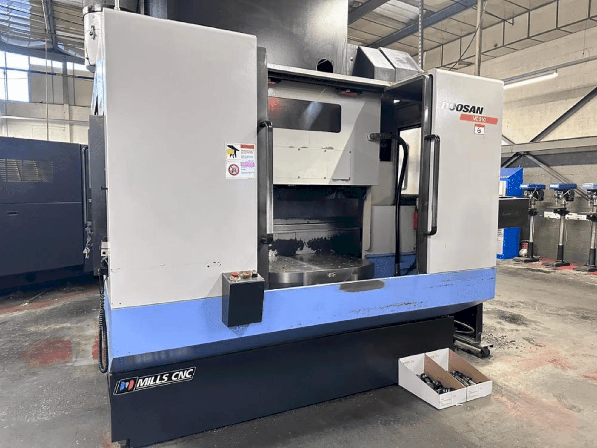Vue de face de la machine DOOSAN VC 510