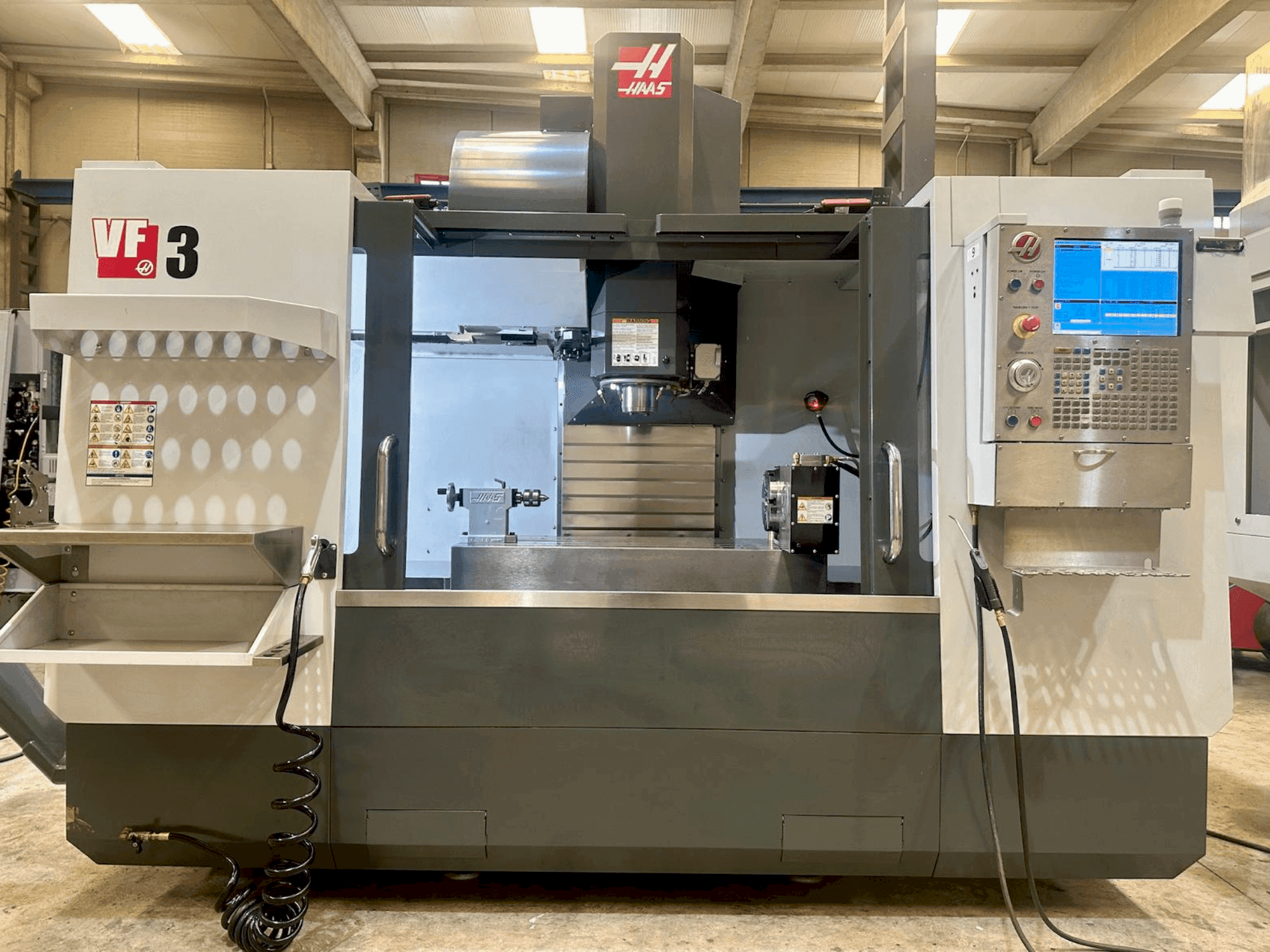 Vue de face de la machine HAAS VF-3