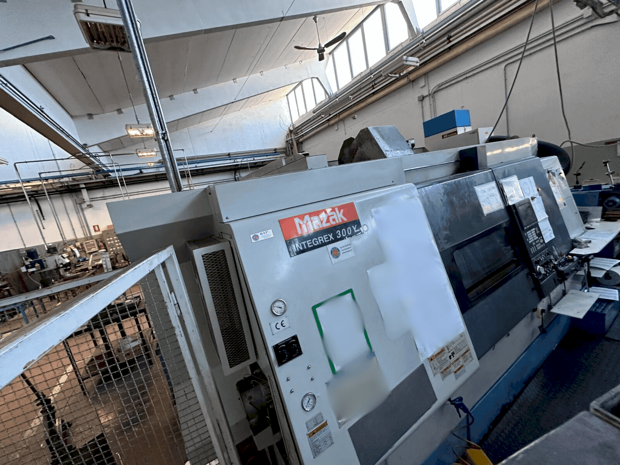 Vue de face de la machine Mazak INTEGREX 300Y