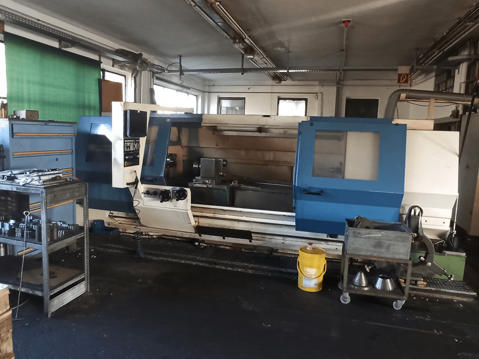 Tour horizontal BOEHRINGER DUC 560/2000 dans un atelier, avec vue de profil montrant le panneau de commande et la zone de travail.