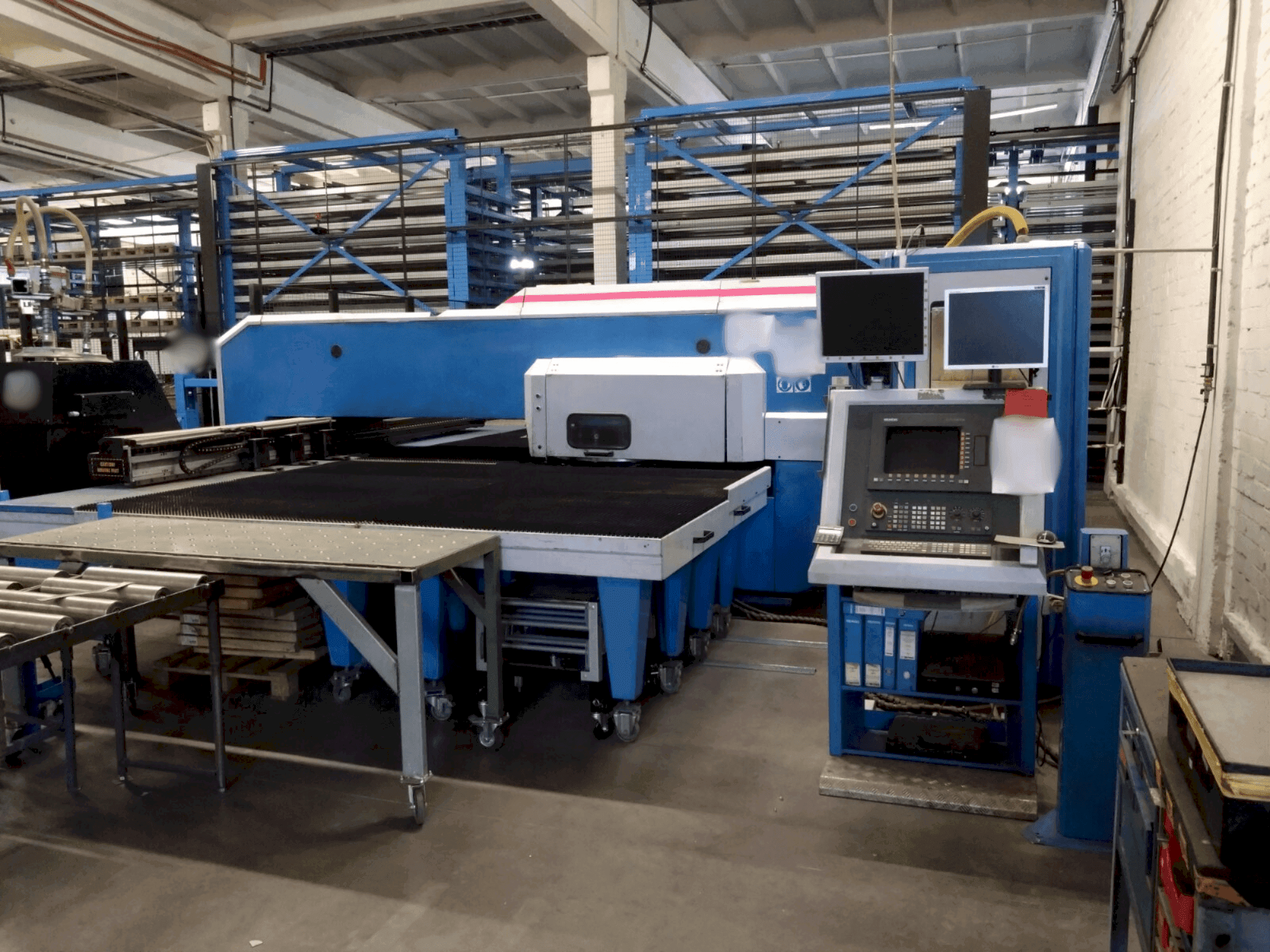 Vue de face de la machine Finn-Power F6-25 5B