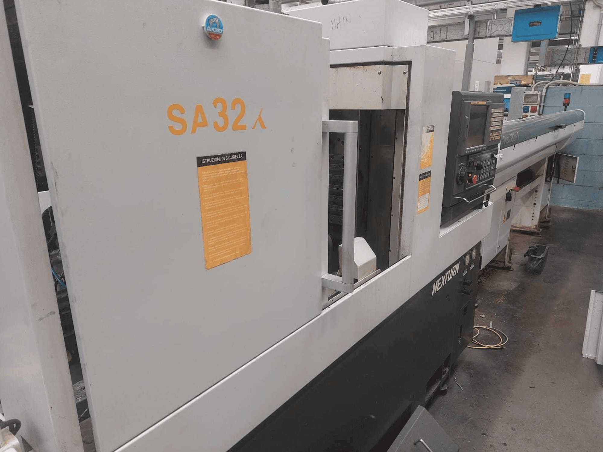 Vue latérale gauche de la machine Nexturn SA 32X