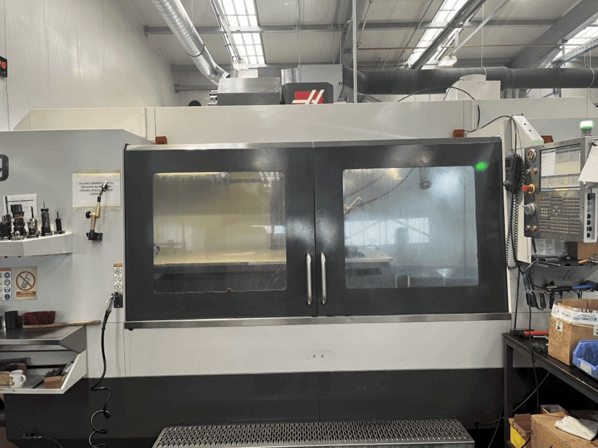 Vue de face de la machine HAAS Vf- 9/40