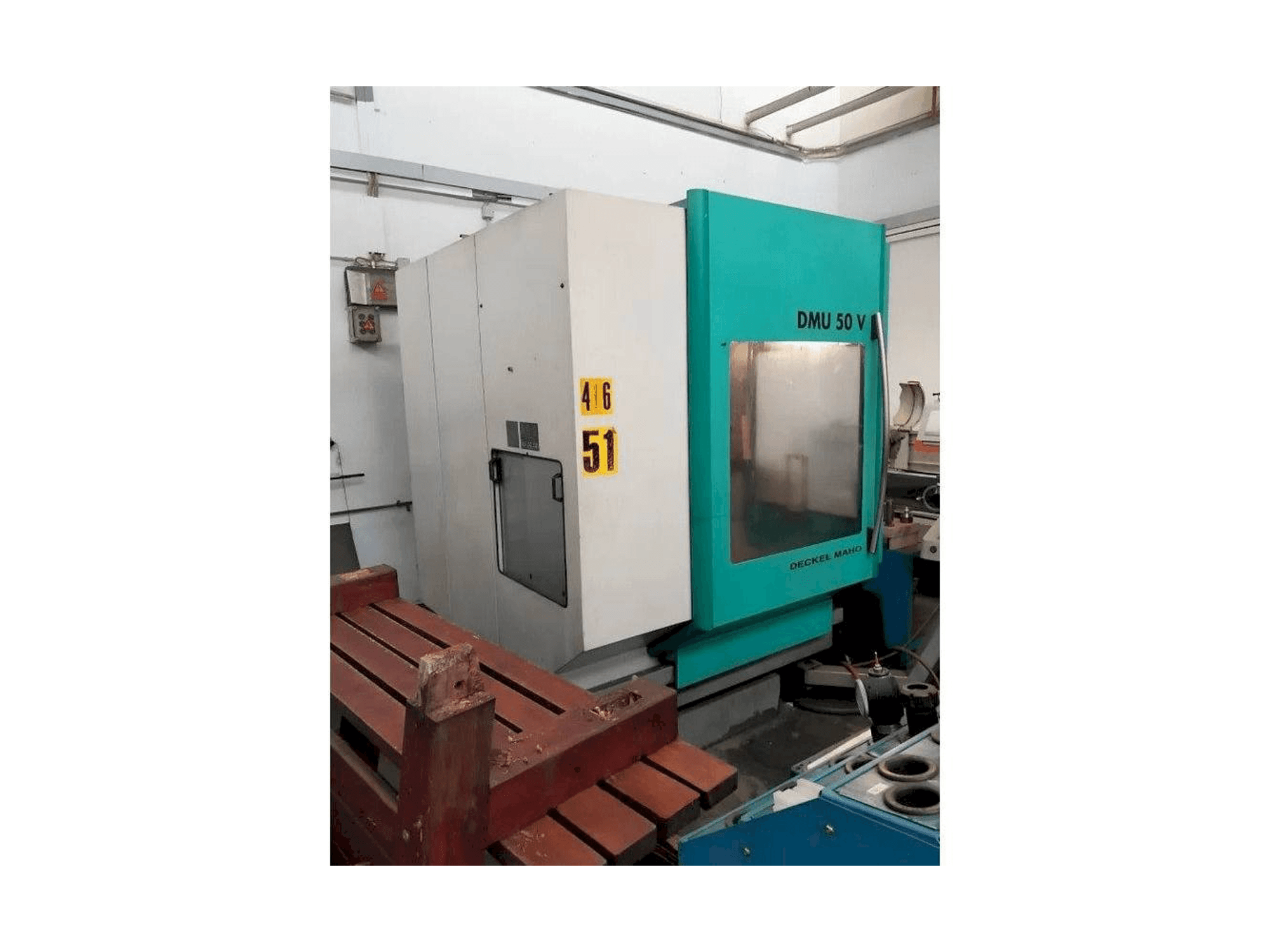 Vue latérale gauche de la machine DECKEL MAHO DMU 50 V