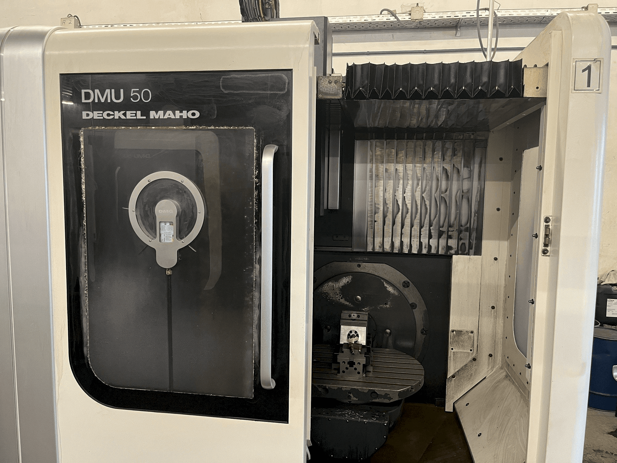 Vue de face de la machine DECKEL MAHO DMU 50
