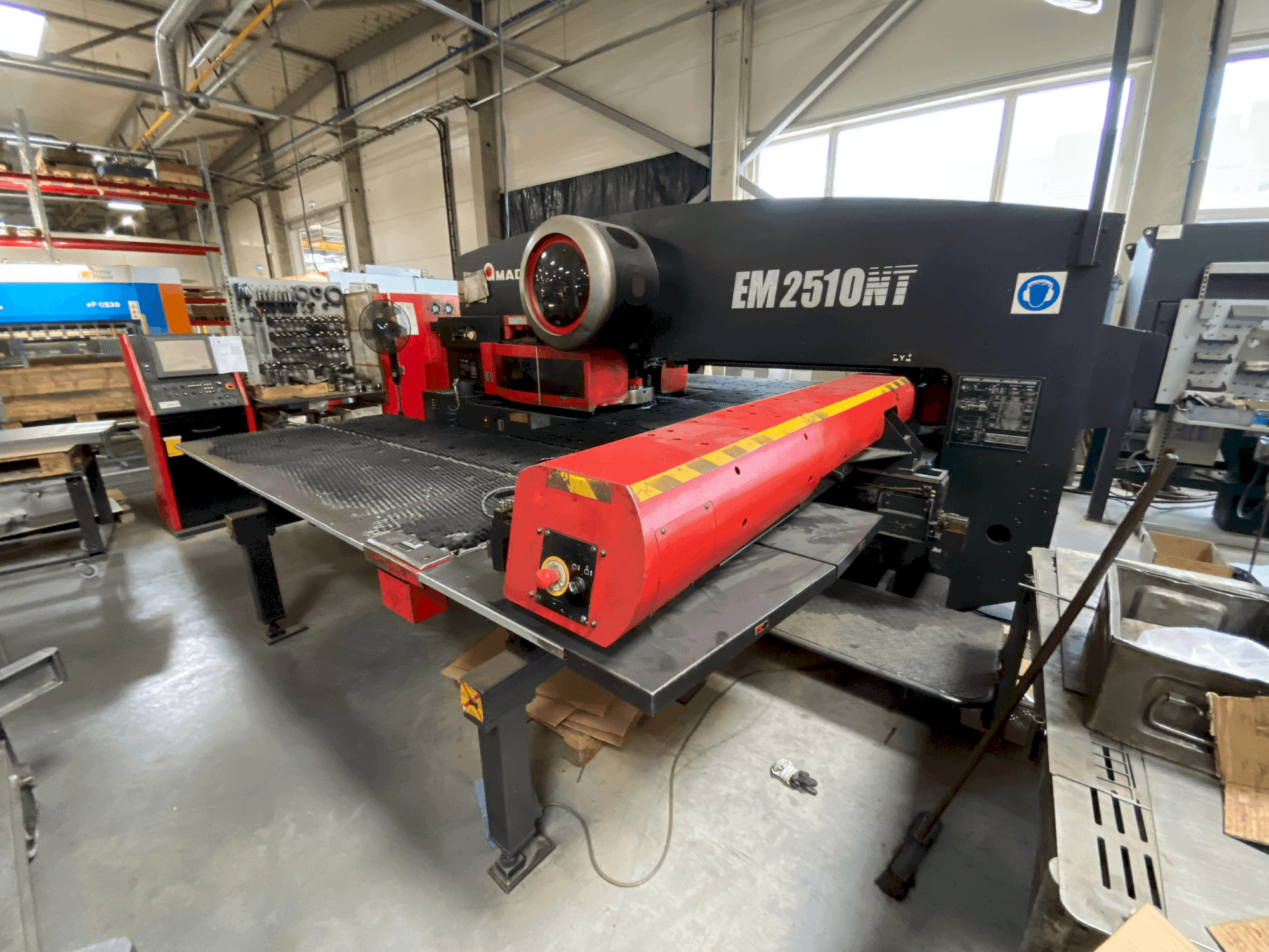 Vue de face de la machine AMADA EM2510NT