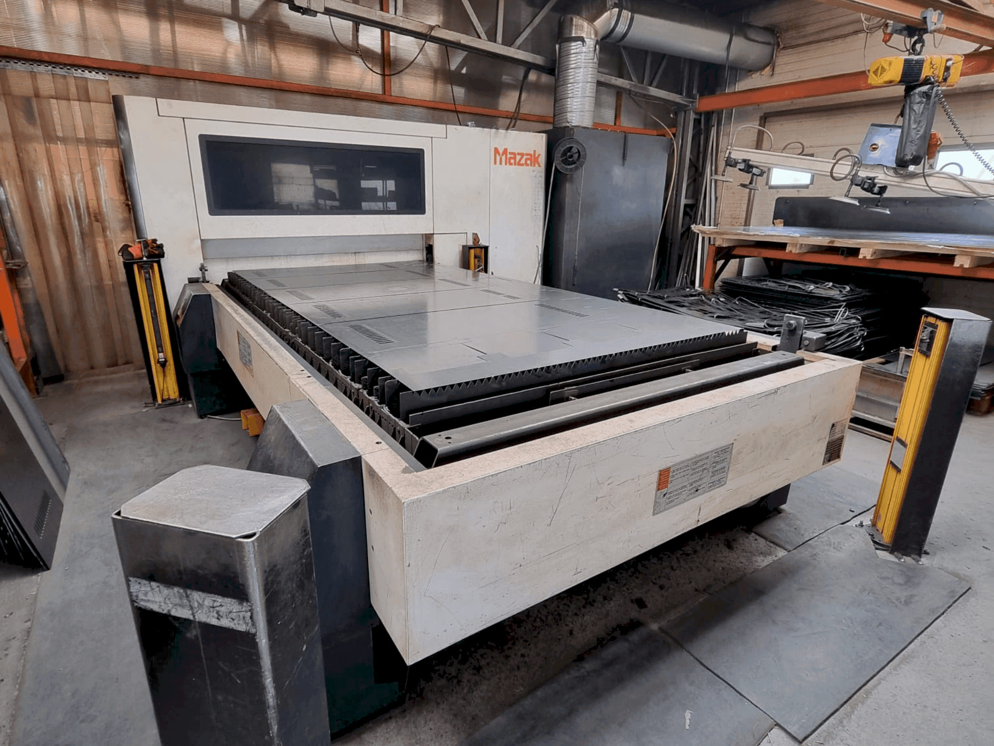 Vue de face de la machine Mazak OPTIPLEX 3015 FIBER II