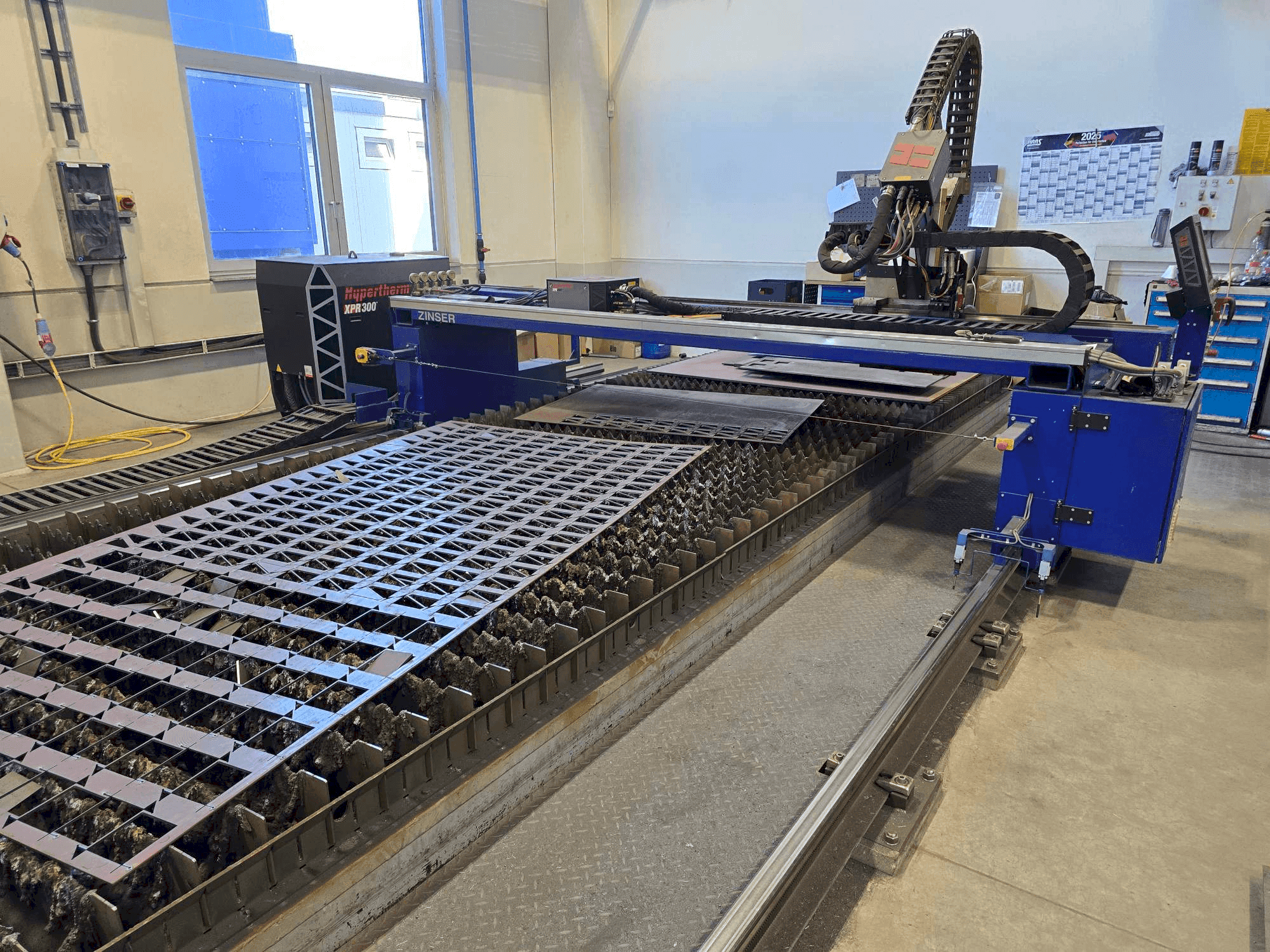 Vue de face de la machine ZINSER 2425-I/3600