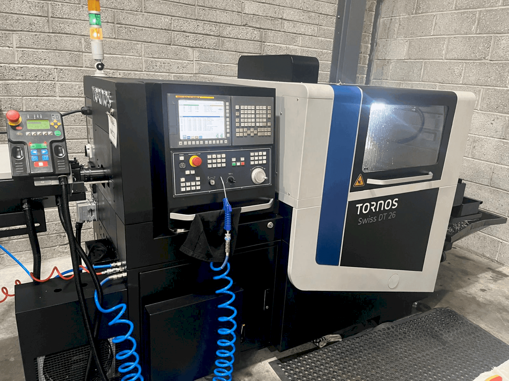 Vue de face de la machine TORNOS Swiss DT26 (2019)
